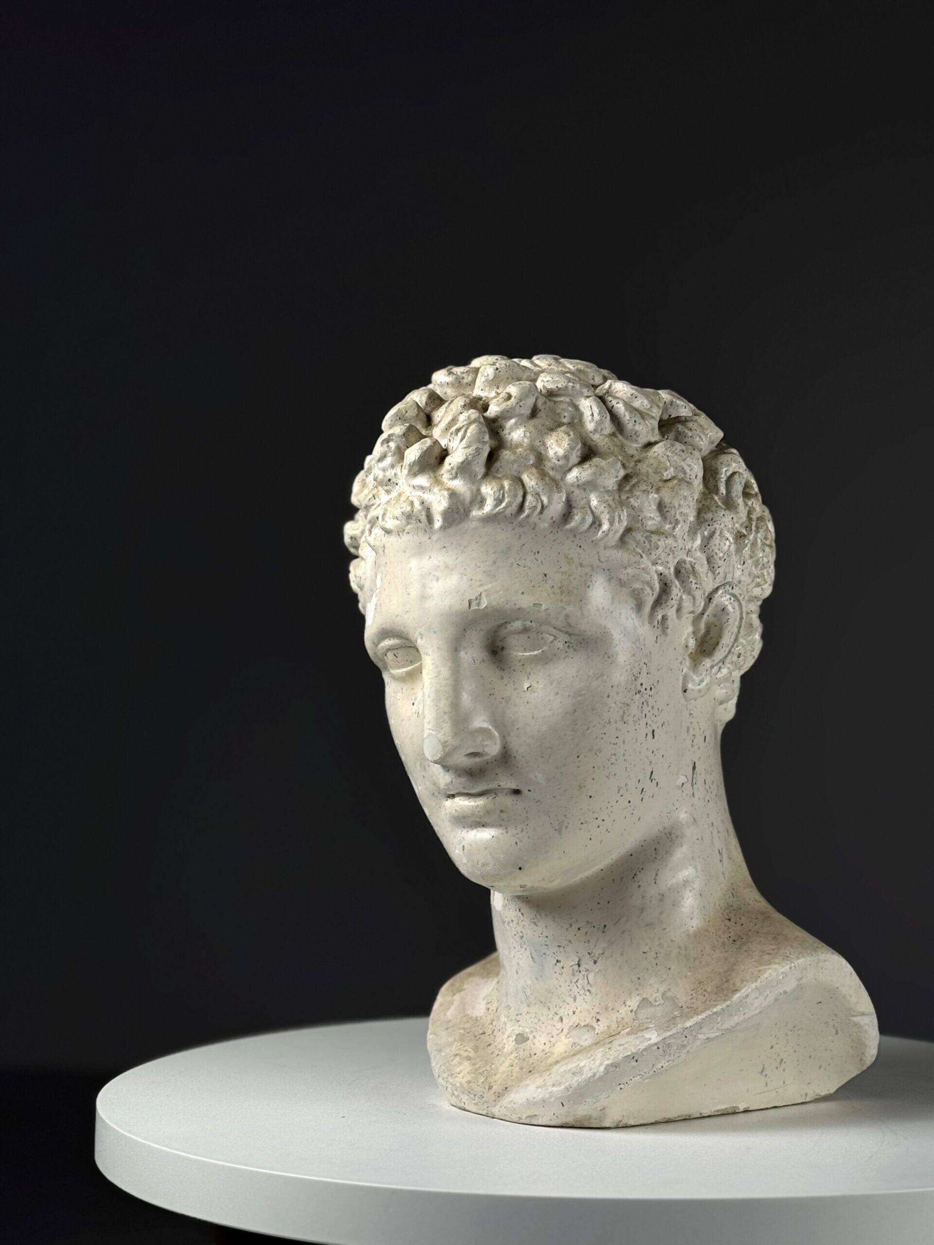 Sculpture de tête d'Hermès en plâtre