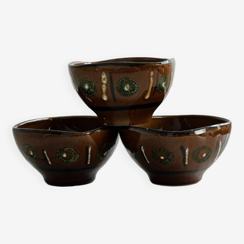 3 ceramic bowls.