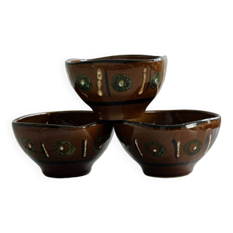 3 ceramic bowls.