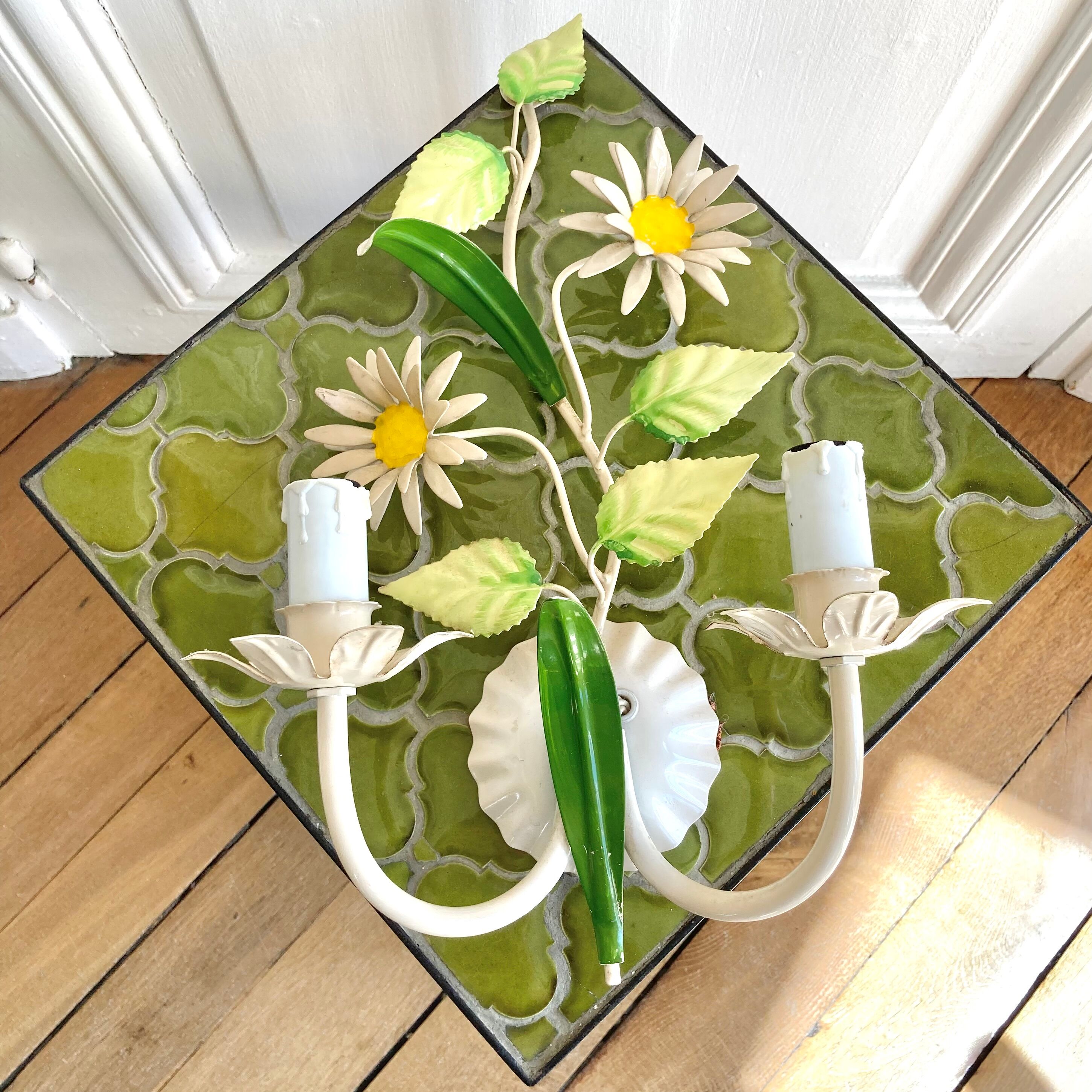 Daisy wall lamp with two arms