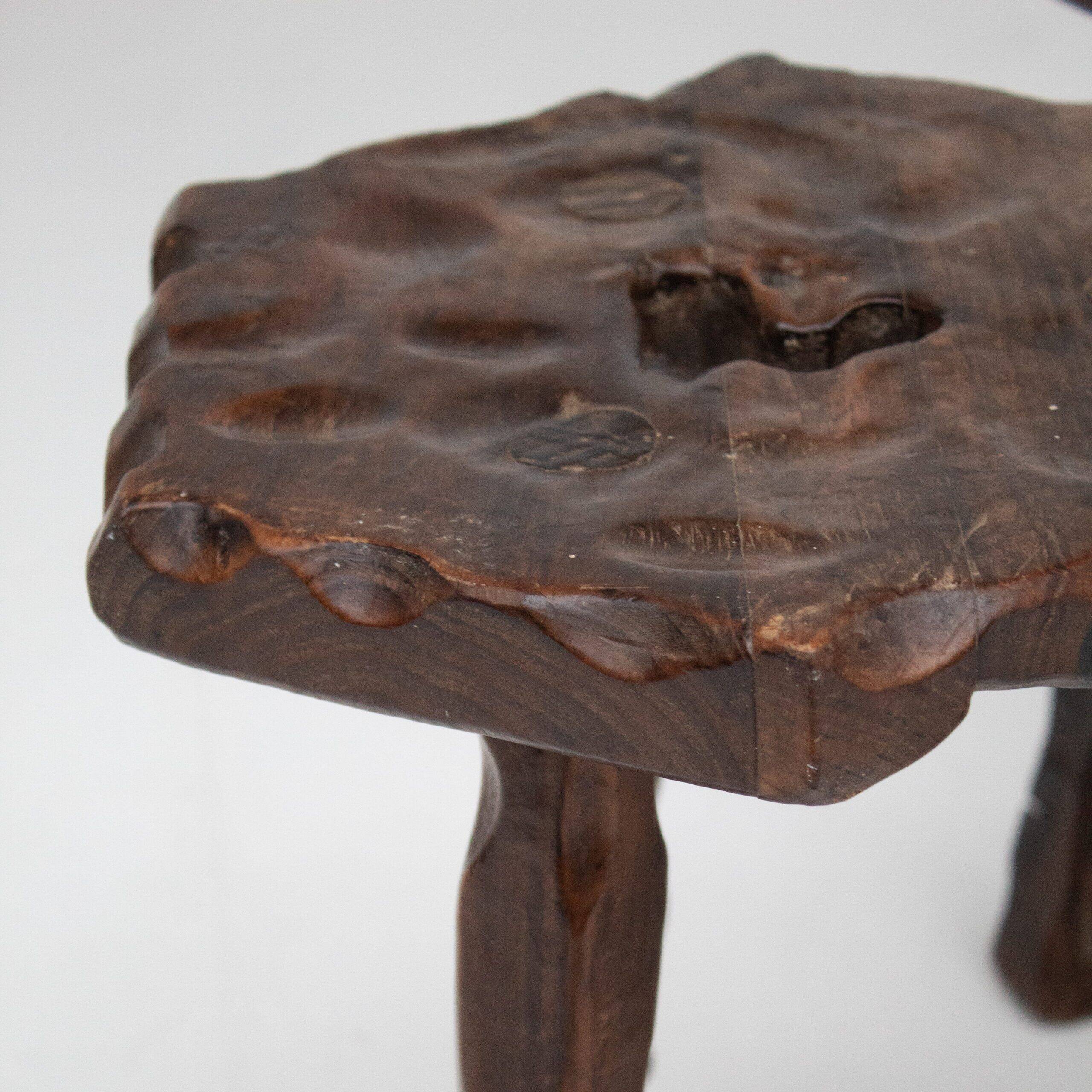 Ensemble de trois tabourets en bois sculptés à la main.