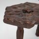 Ensemble de trois tabourets en bois sculptés à la main.