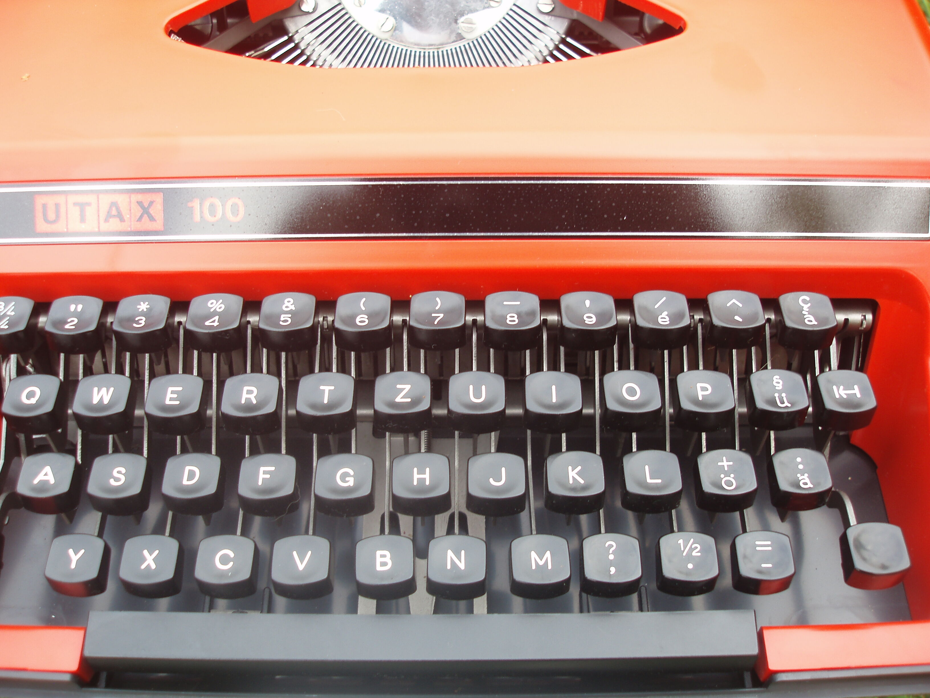 Machine a écrire rouge utax