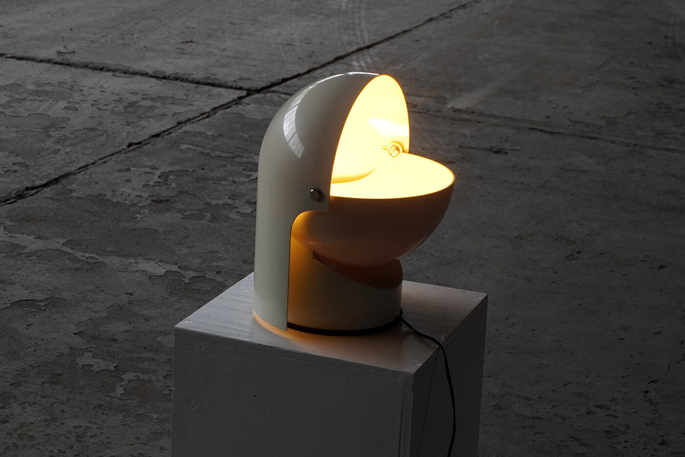 Large “Pileo Mezzo” table lamp by Gae Aulenti for Artemide, Italy 1970s