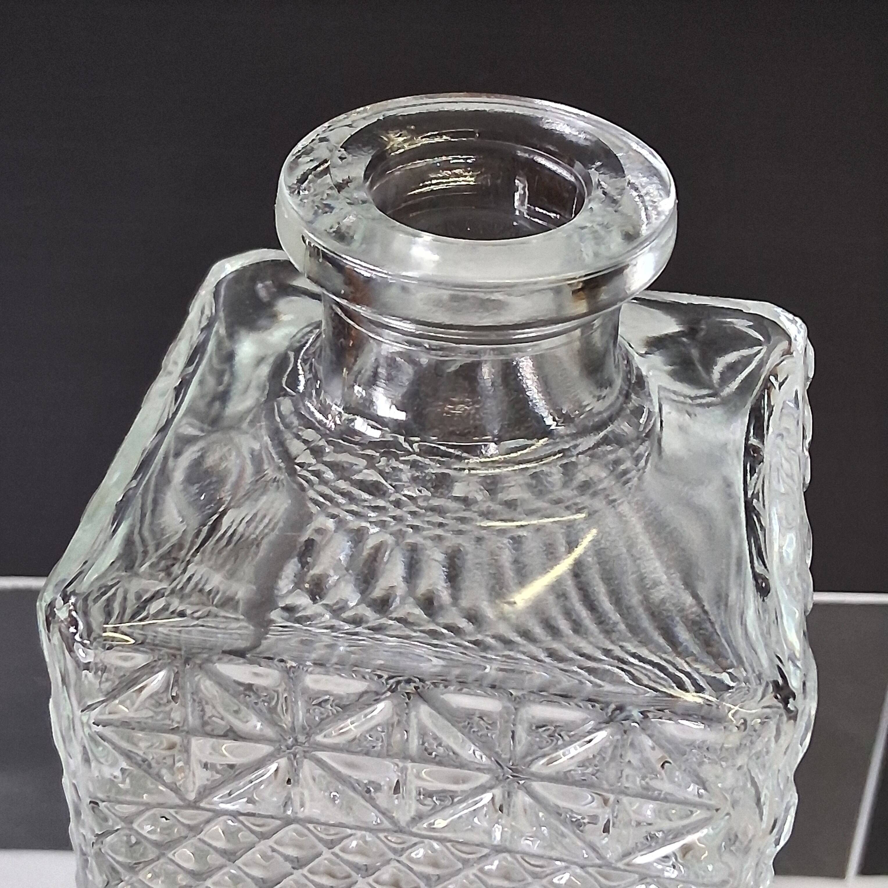 Very nice whisky/juice carafe in glass in very good condition.