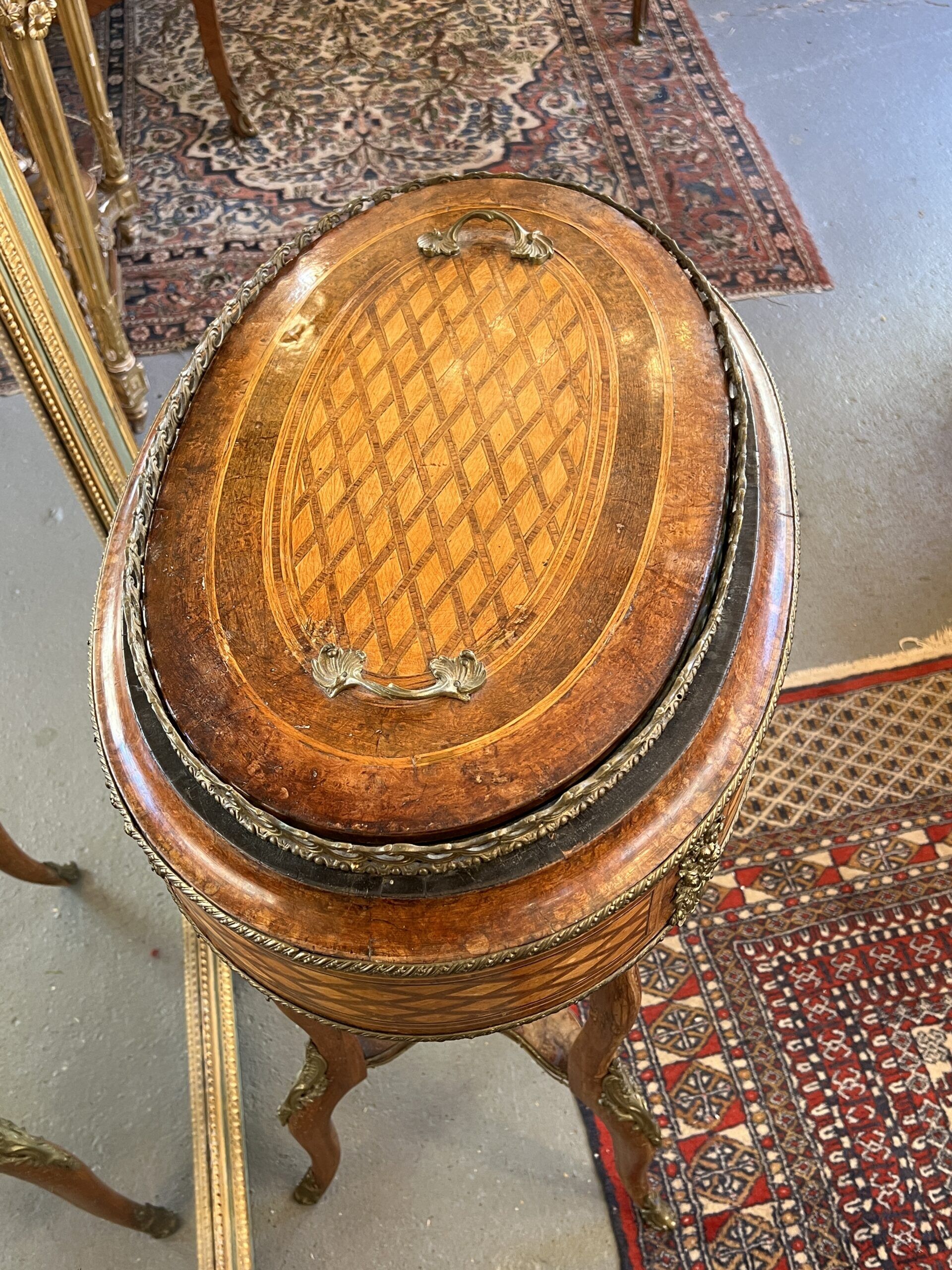 Very beautiful and old wooden marquetry planter, Napoleon III period, mid-19th century.