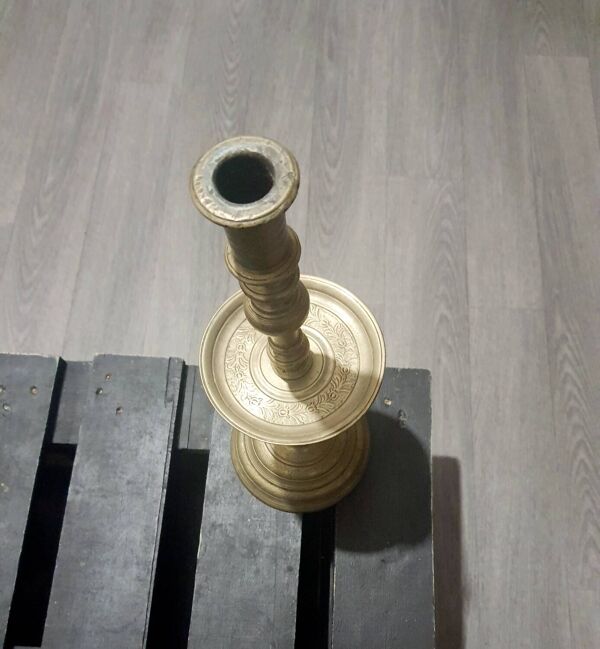 Bougeoir ancien en laiton – style classique