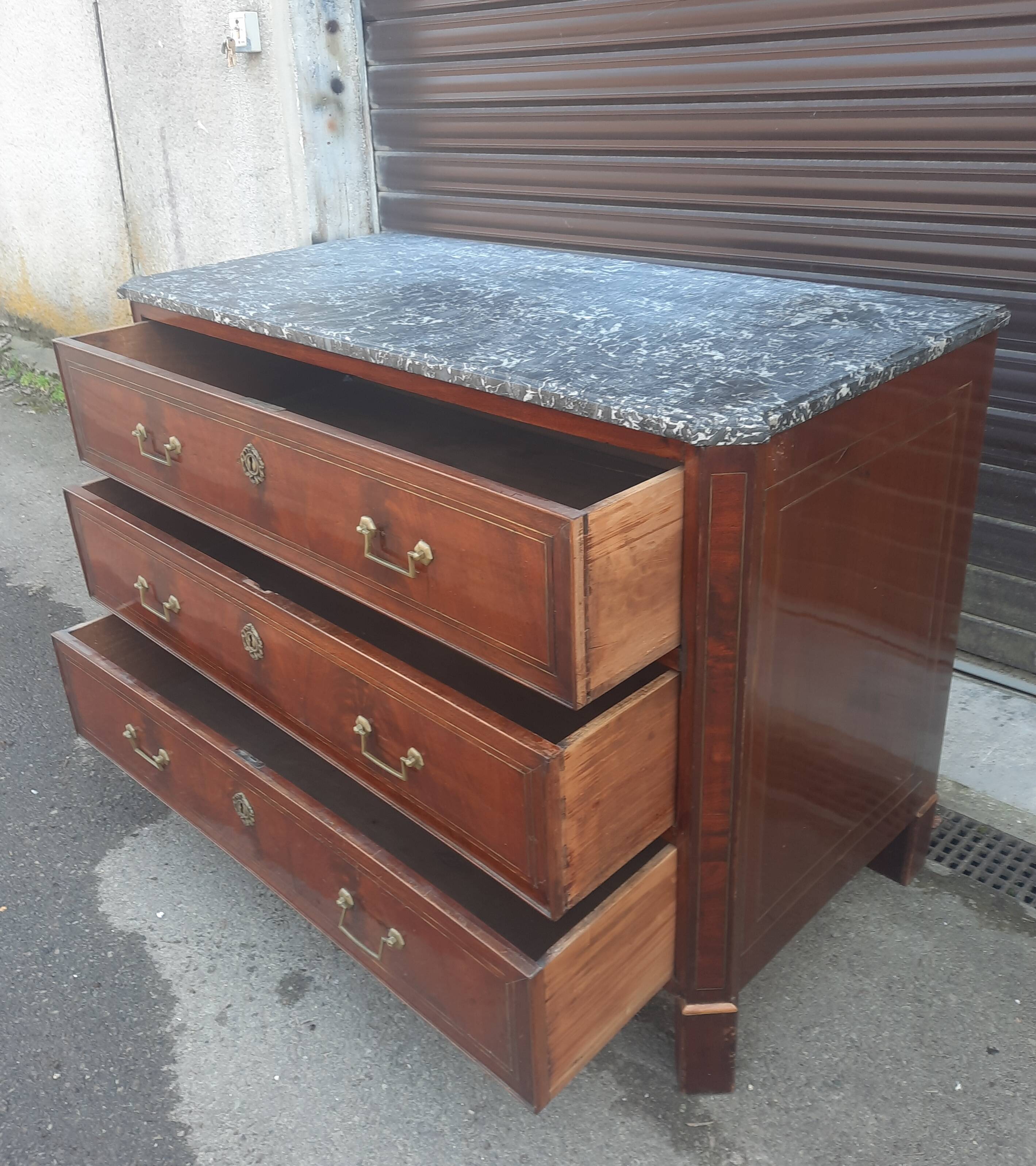 Mahogany chest of drawers from the nineteenth century