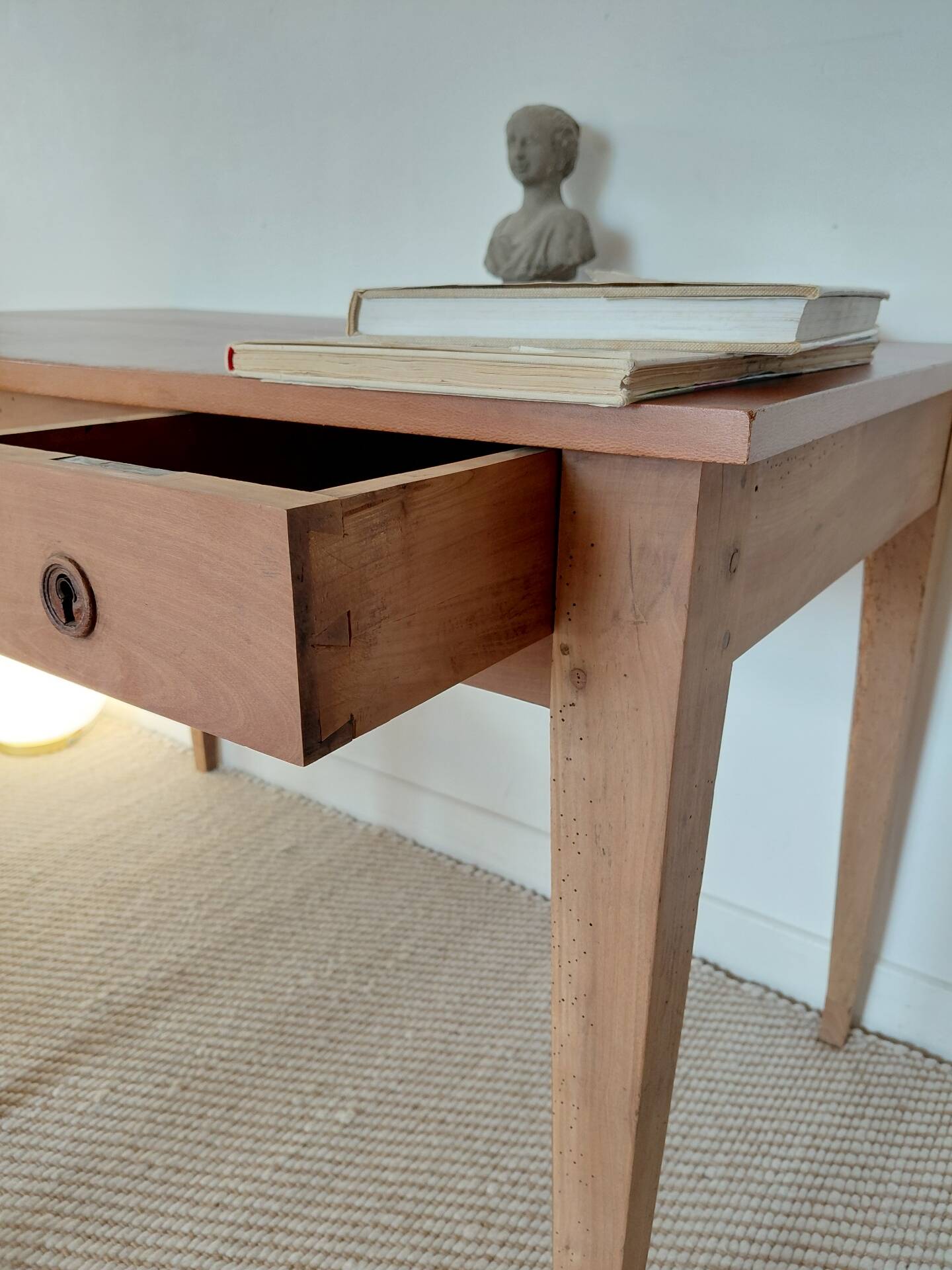 Bureau ancien à double tiroir, pieds gainés, XIXème