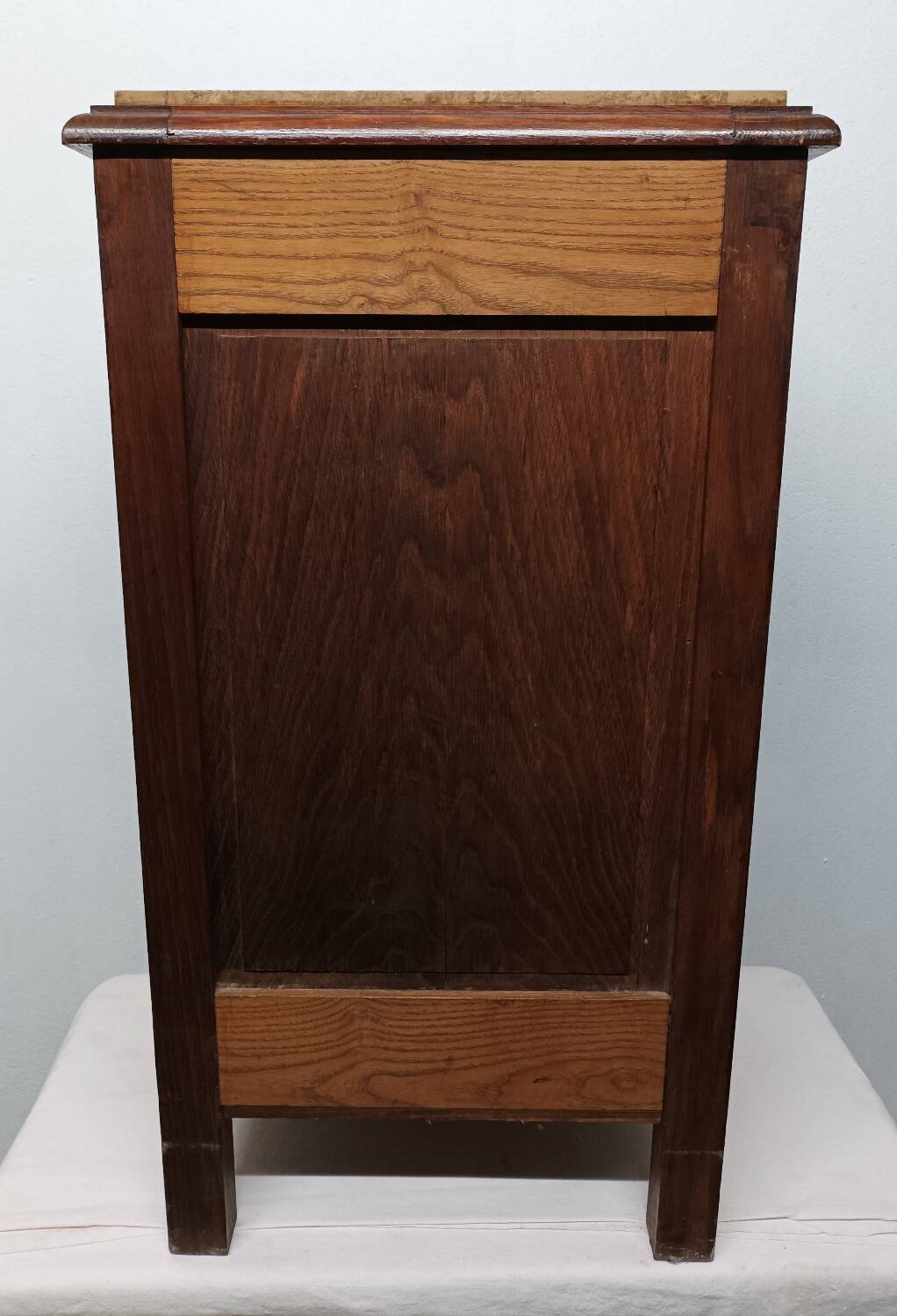 Ancienne table de nuit en bois et marbre