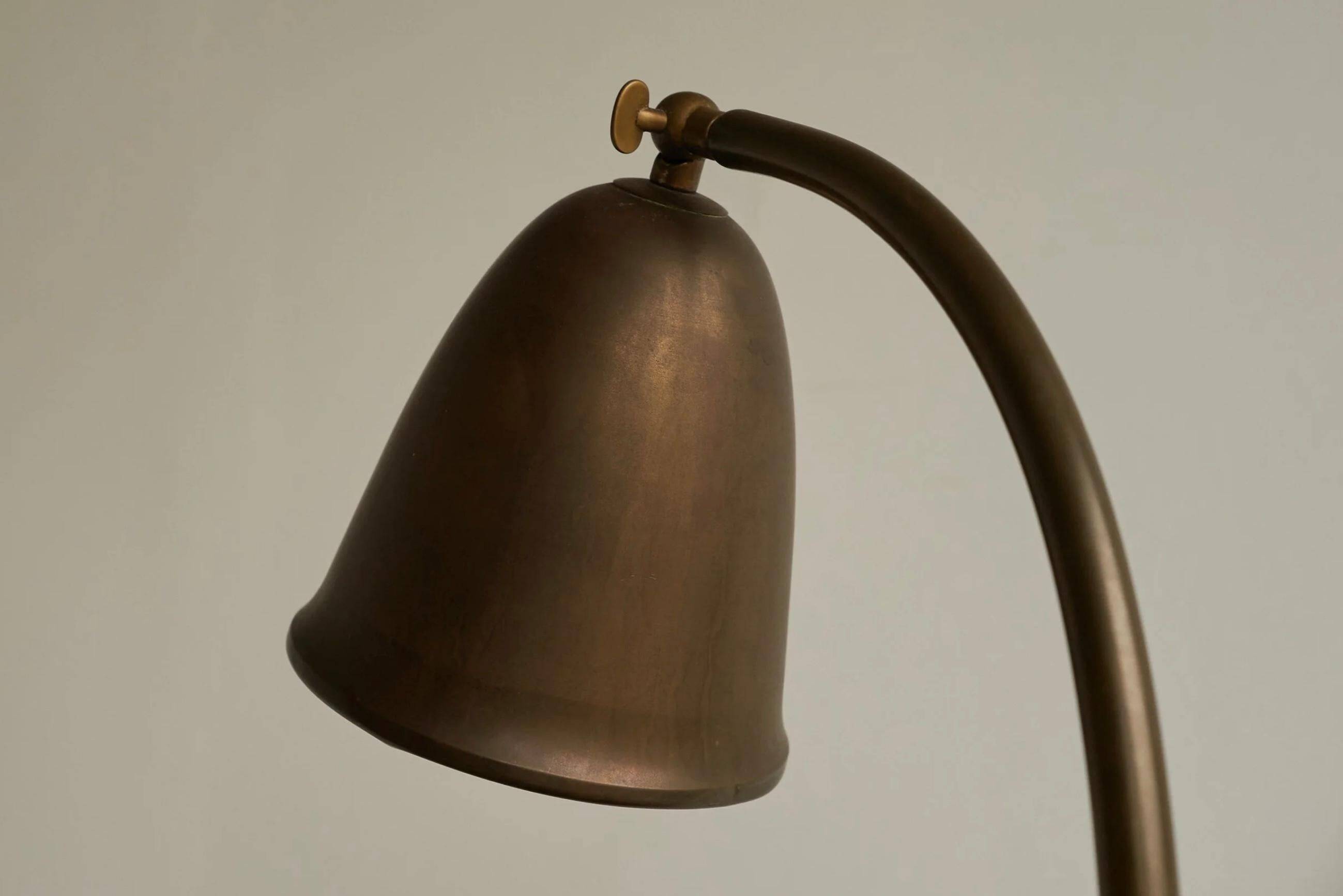 Art Deco table lamp in patinated brass from the 1930s.
