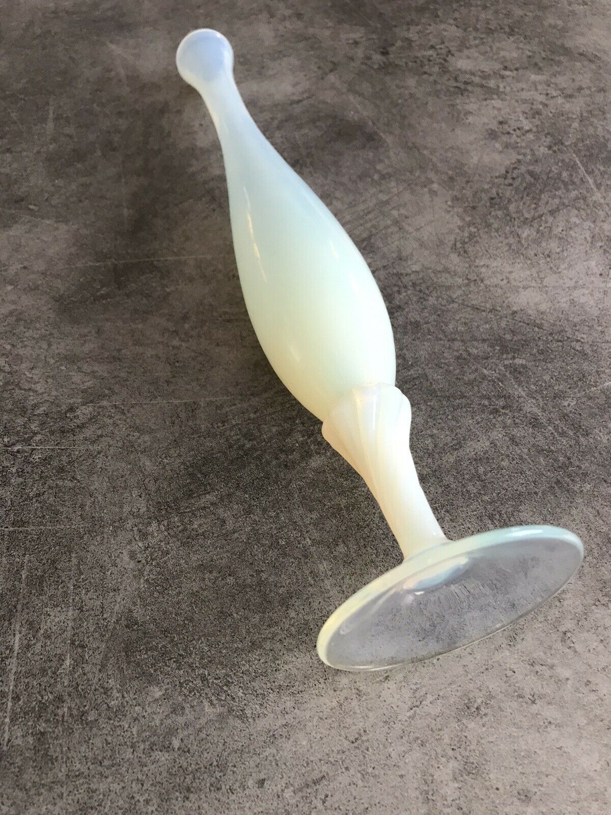 Vase soliflore vintage tulip glass opaline shades and white reflections