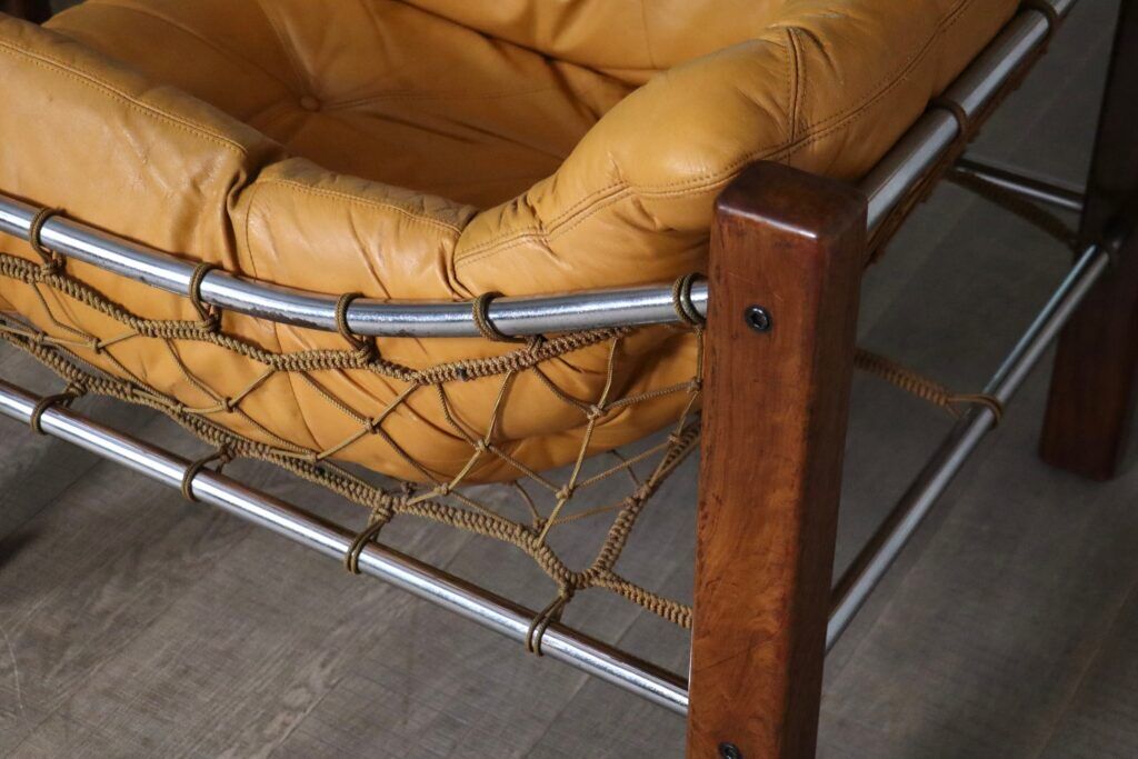 Fauteuil Amazonas avec repose-pieds en cuir cognac par Jean Gillon Brésil