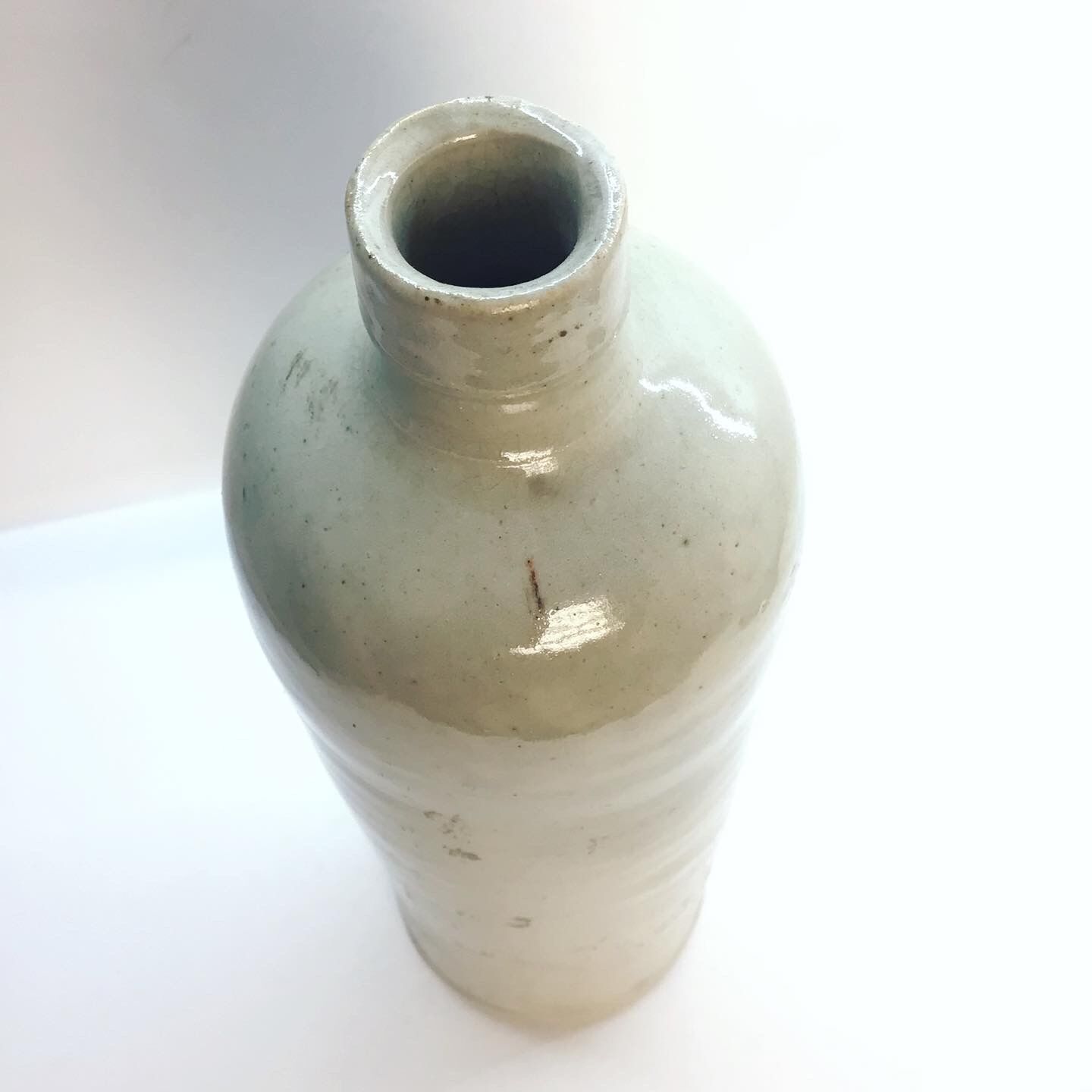 Lot of three bottles in 1900 sandstone
