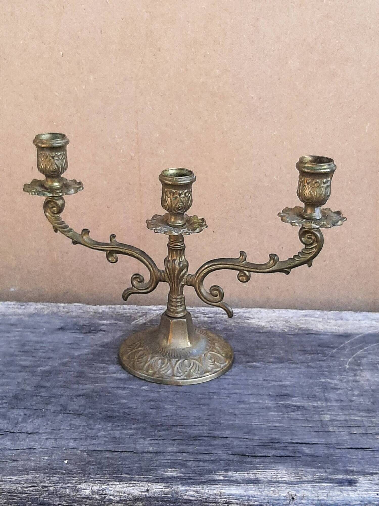 Three-light chandelier in brass metal