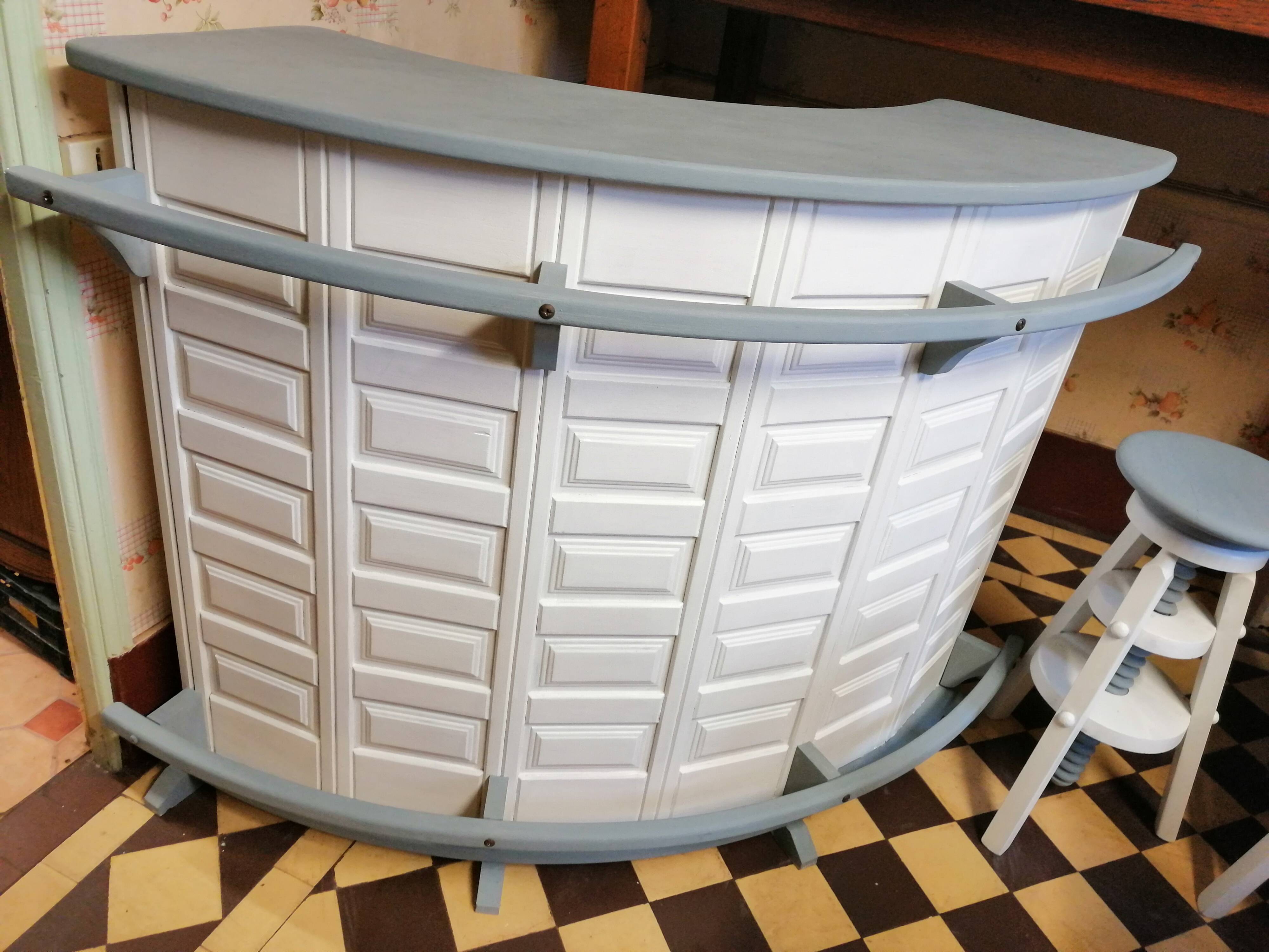 Bar with 4 stools to screw