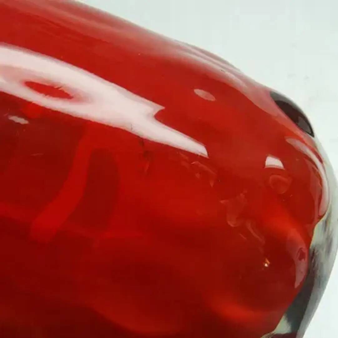 Vase en forme de haricot, style moderne du milieu du siècle, en verre rouge, Ząbkowice, Pologne, années 1970