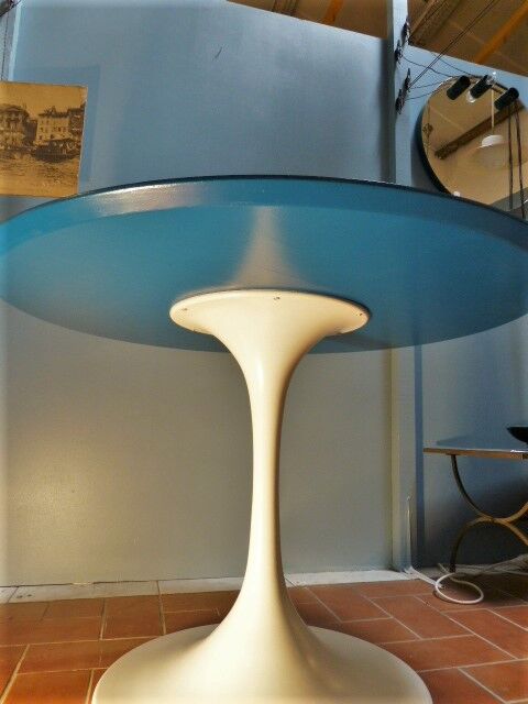 White tulip-footed round table, 1970s