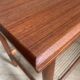 Table basse porte revue vintage en teck et corde