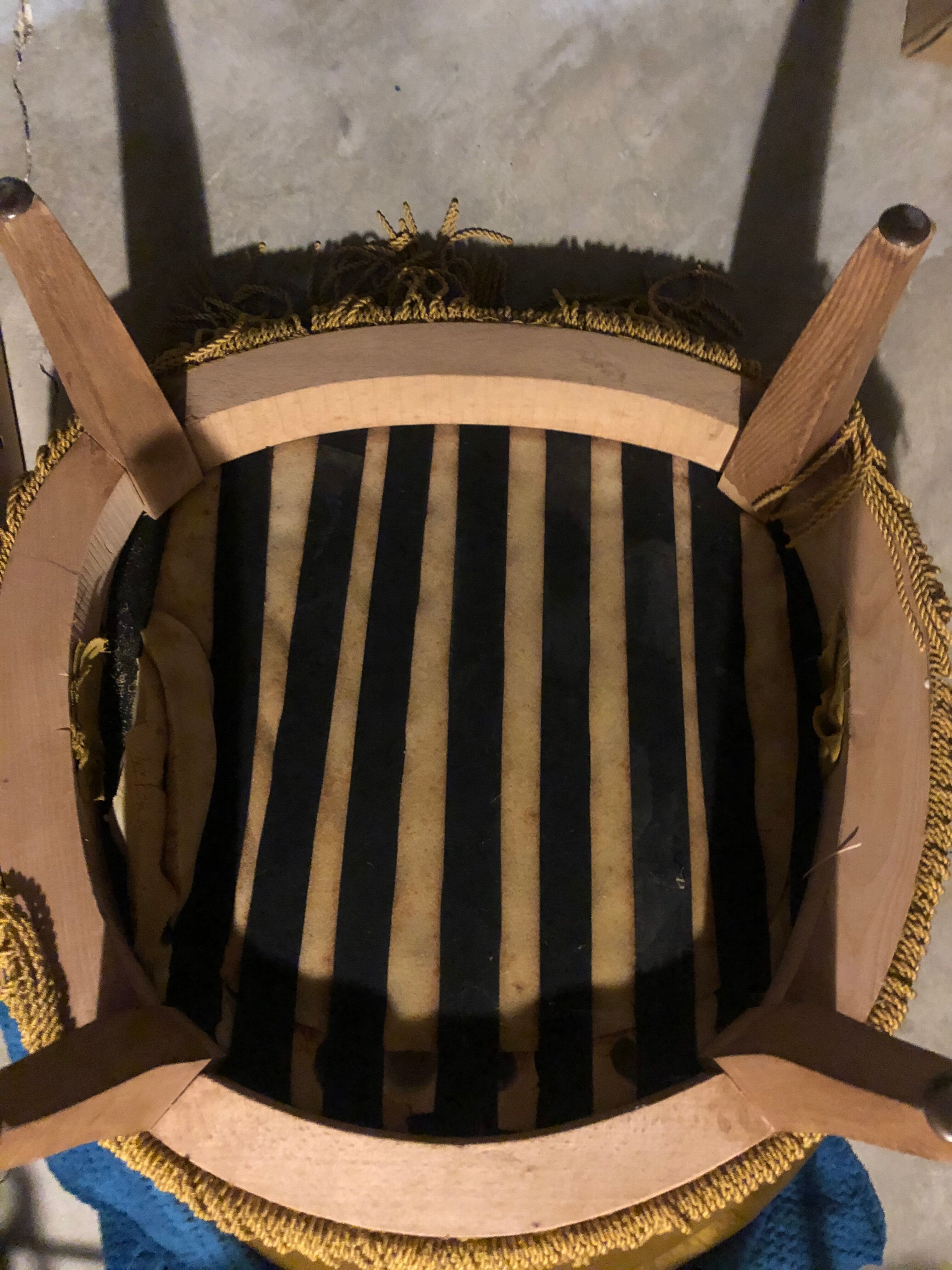 Fauteuil crapaud à franges vintage