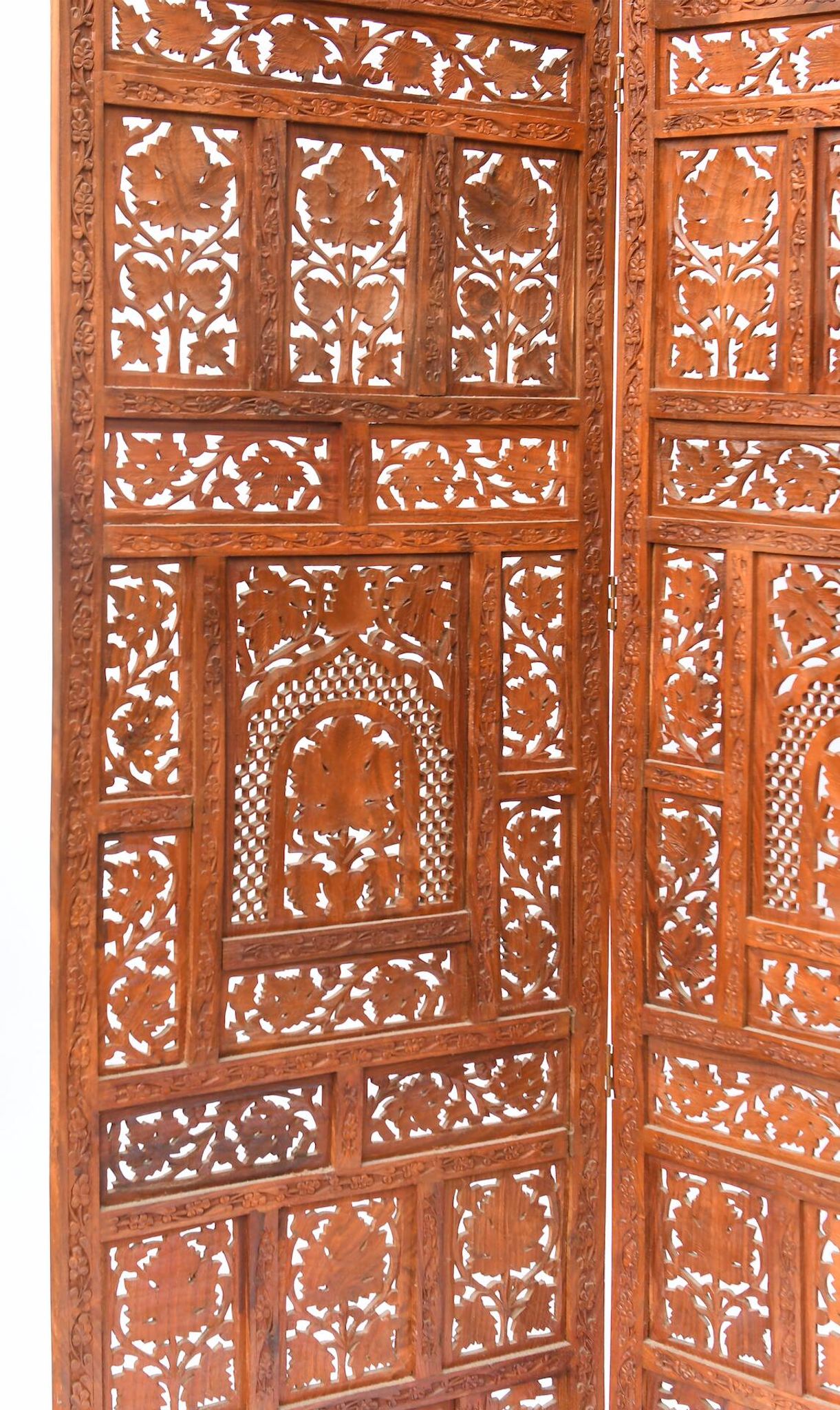 Indian screen with 4 leaves in teak wood with rich openwork decoration of grape leaves