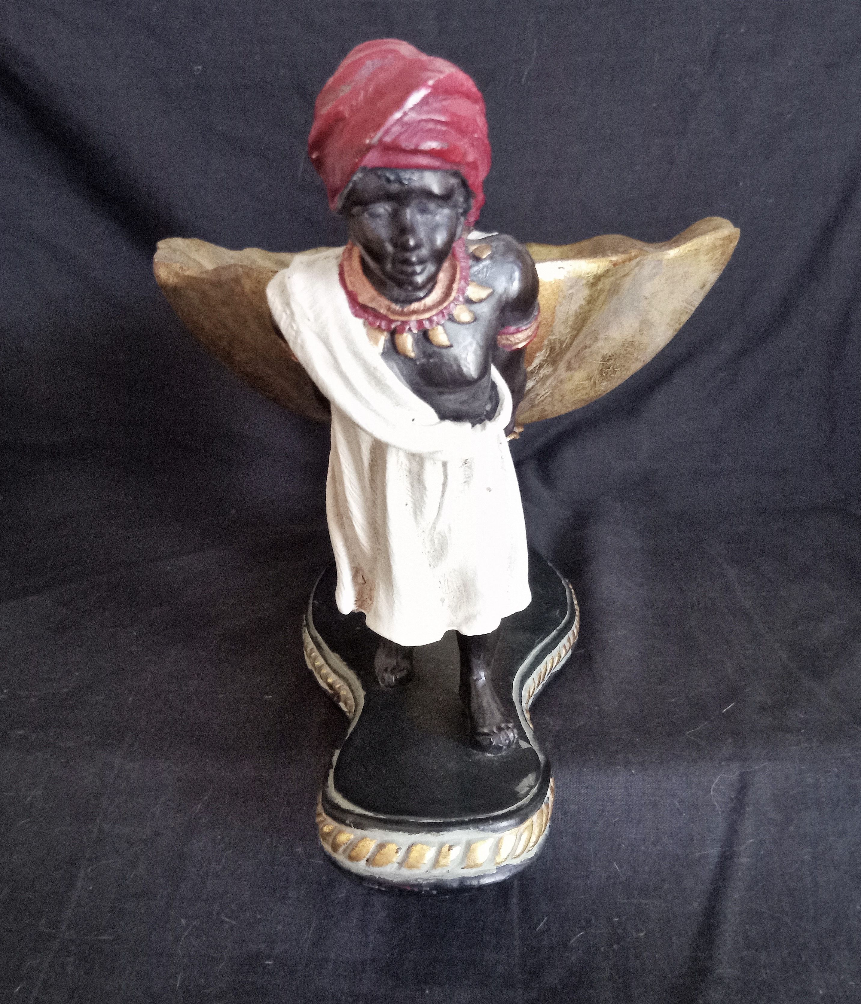 Centerpiece with African characters, plaster, resin and wood