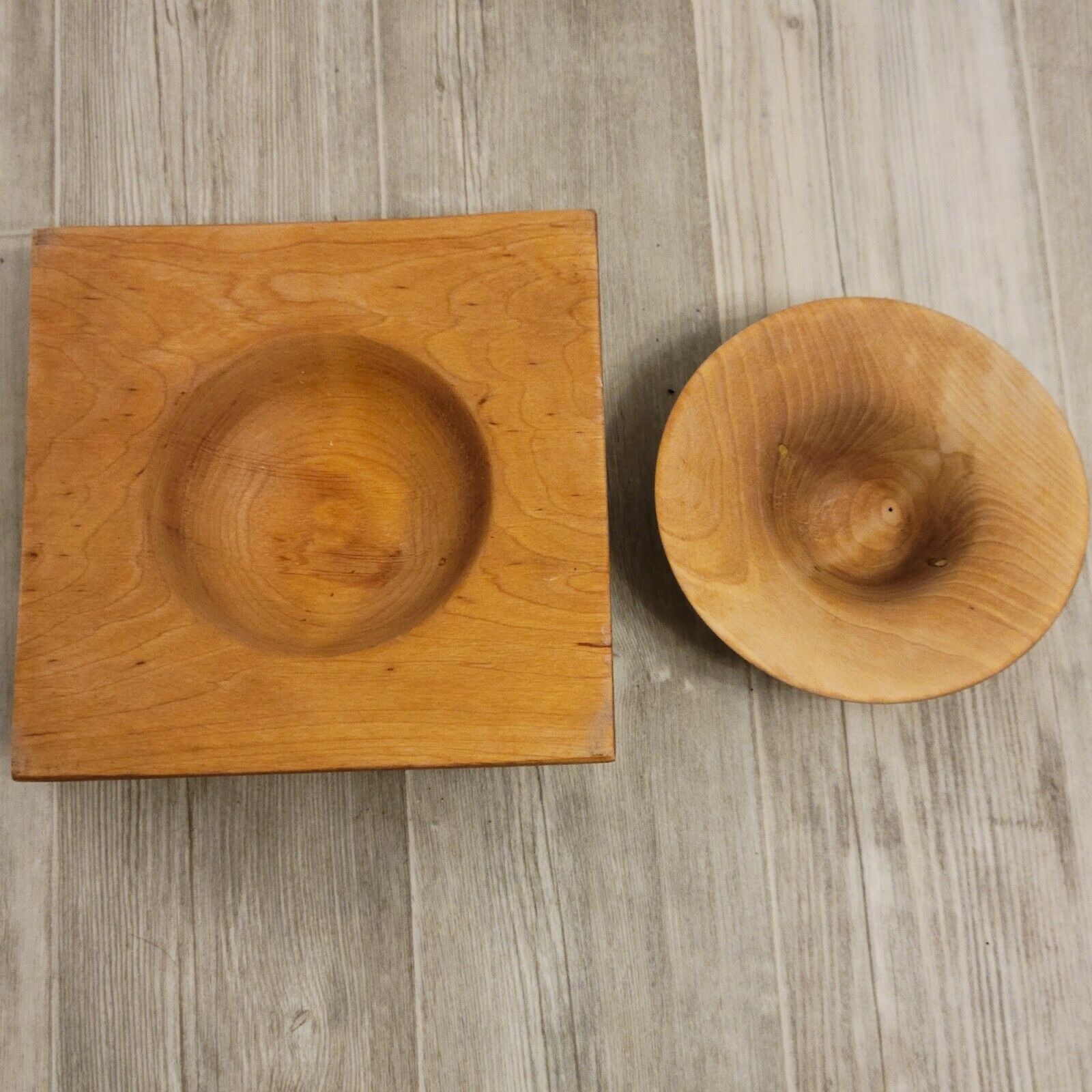 2 flared bowls in square and round wood