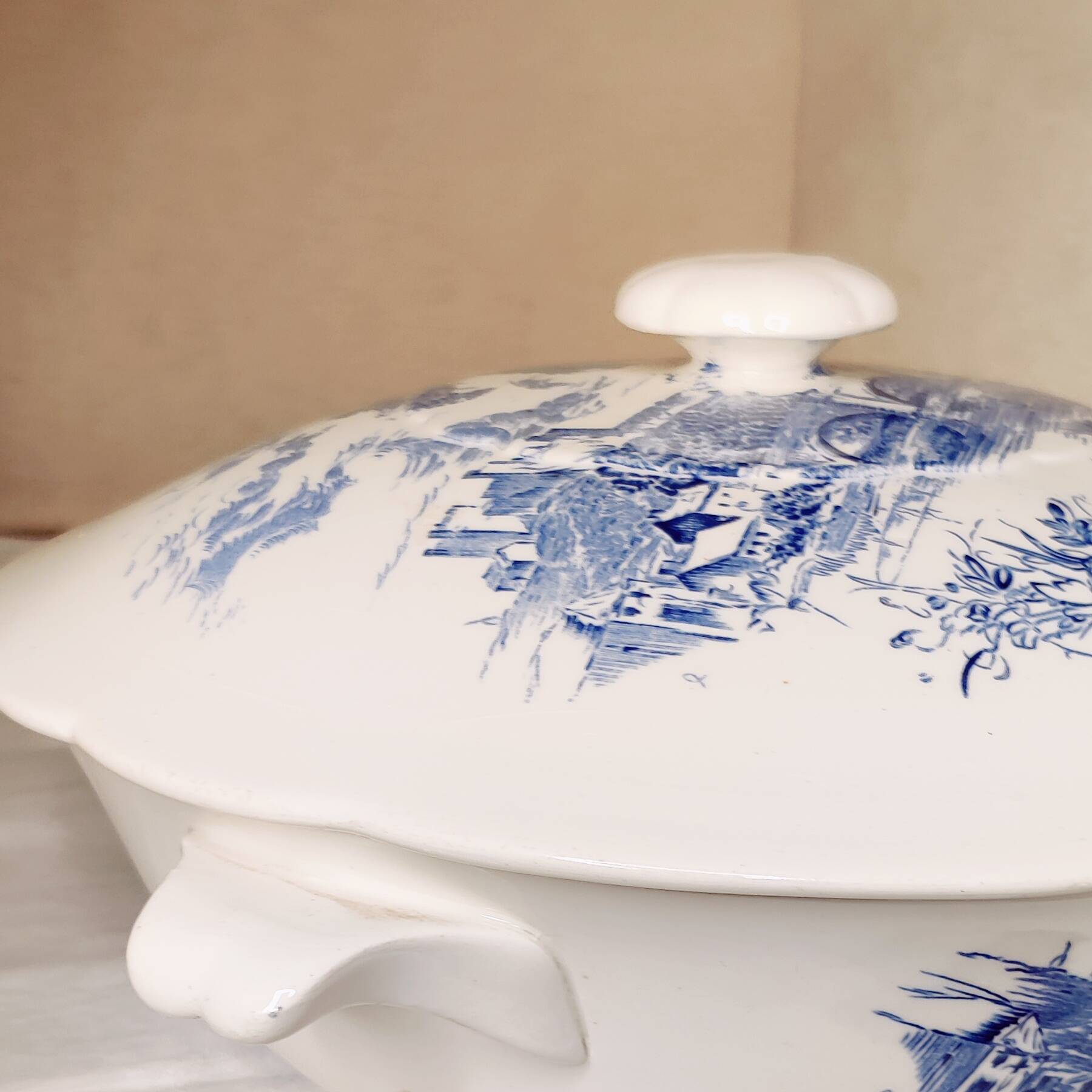Gien x Wedgwood “Countryside” blue and white tureen – rare model