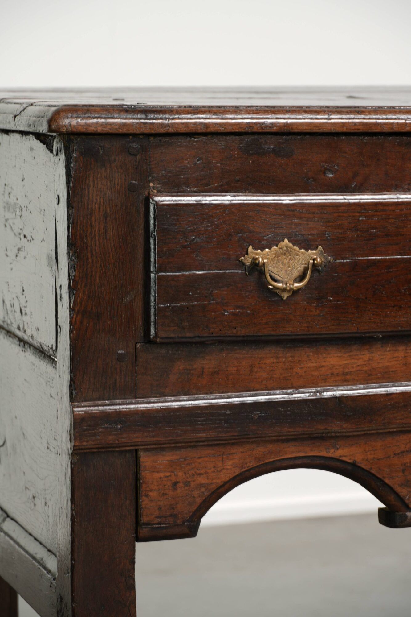 English dresser from the early 18th century made of oak with patina