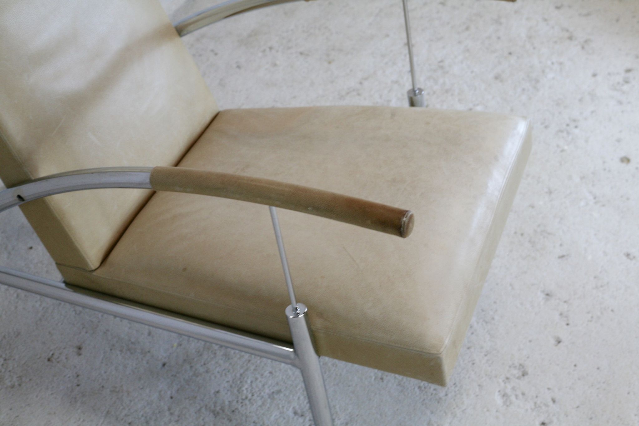 Tubular steel armchair and "cream" leather, France, circa 1970
