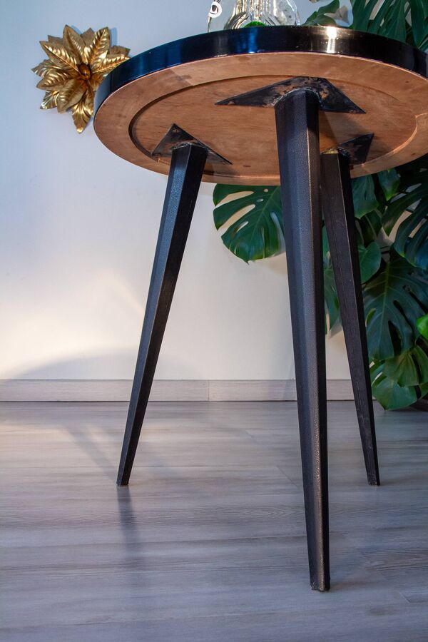 Guéridon tripode, table d'appoint en bois et métal gainé, années 1950