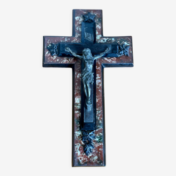 Crucifix ancien mural bois placage imitation marbre rouge