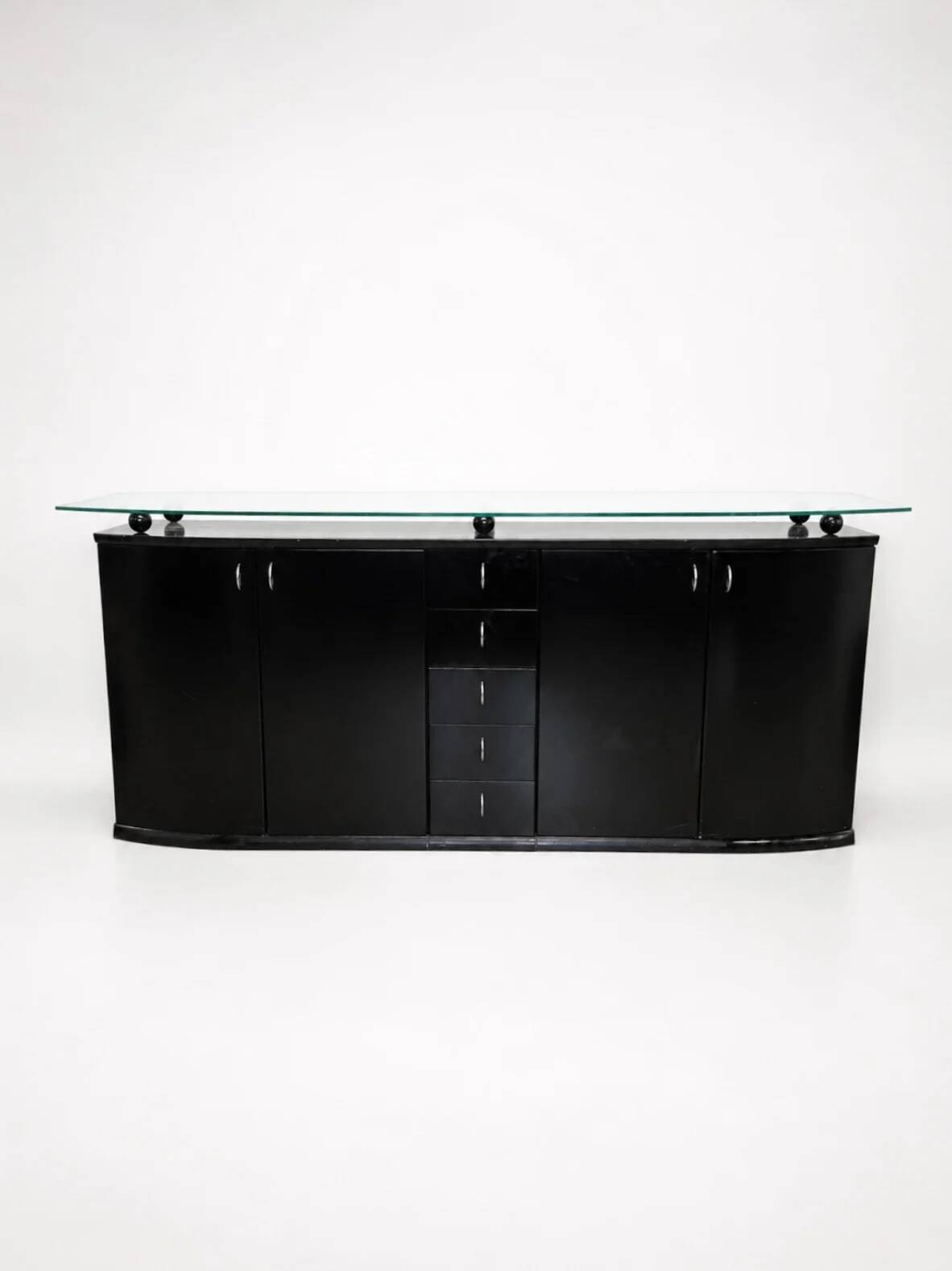 Buffet postmoderne en laque noire avec plateau en verre sur pieds boule