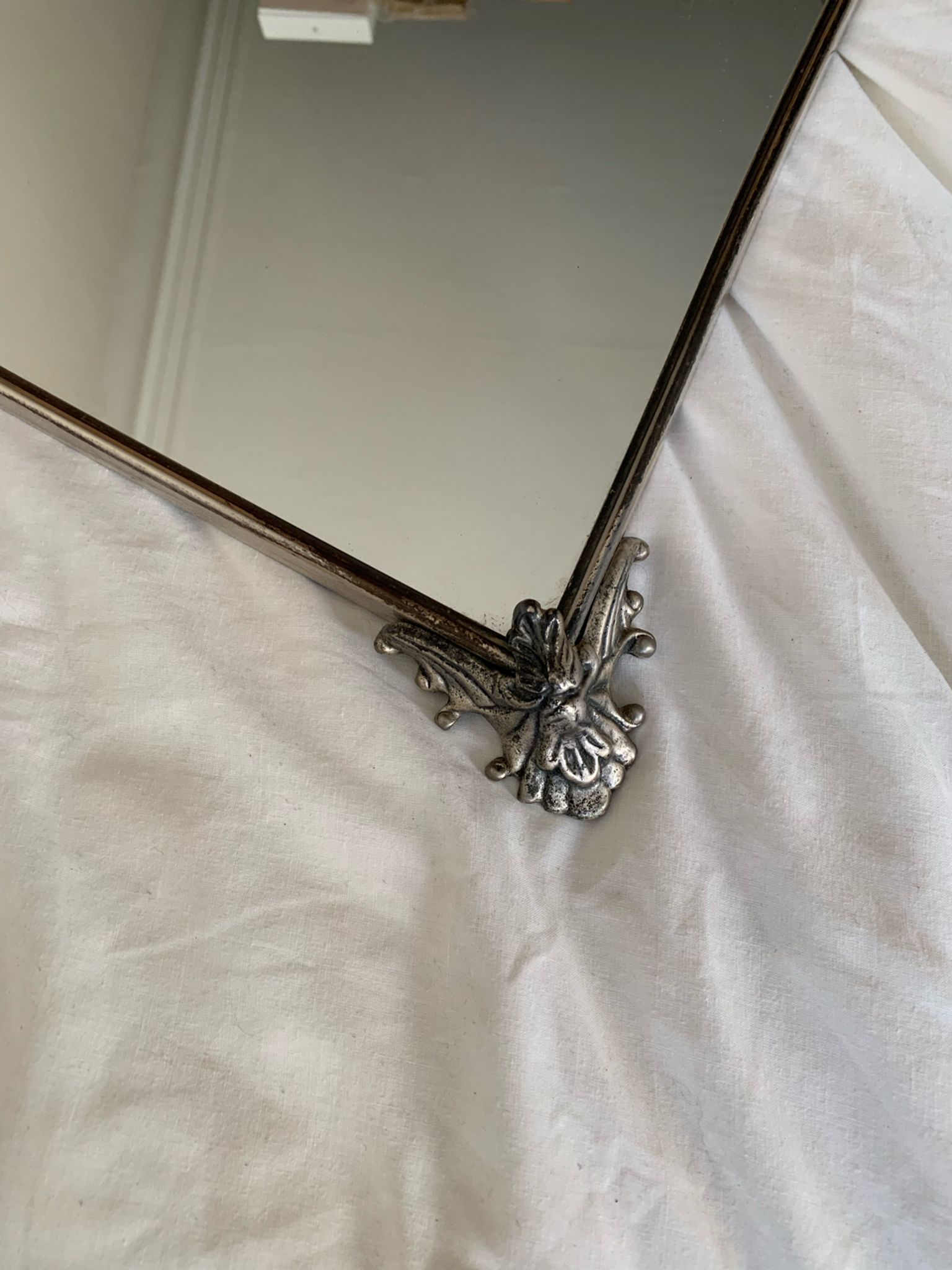 Miroir en metal argenté bord incurvé