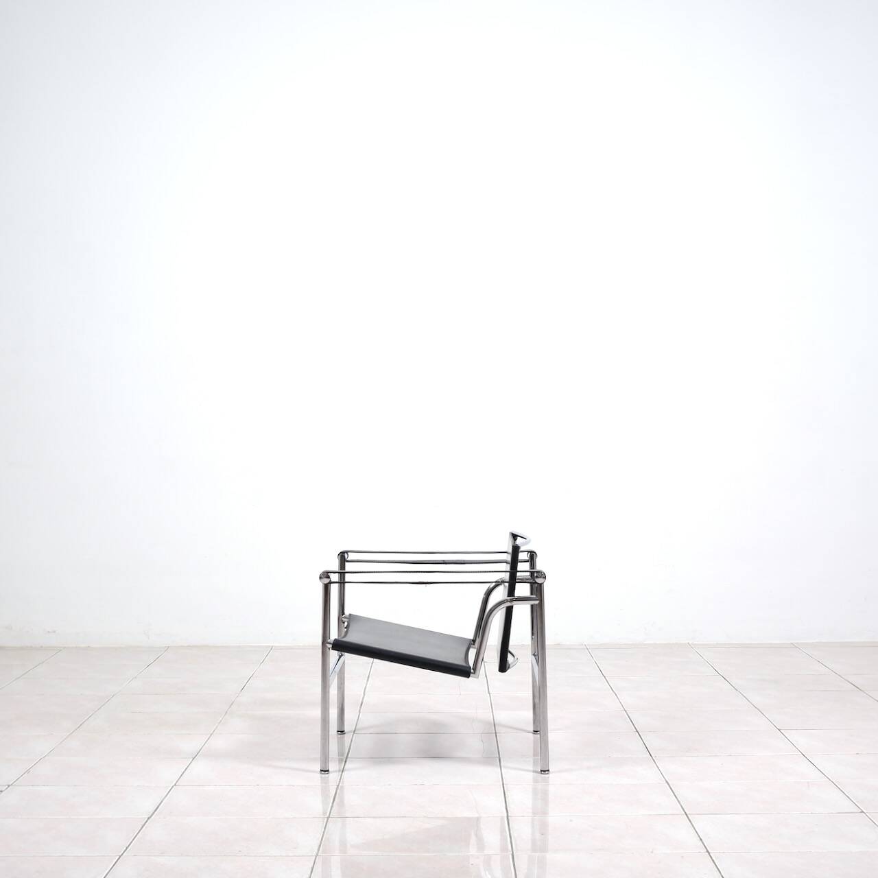 Fauteuil « lc1 » de charlotte perriand pour le corbusier, édités par cassina