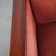 Fauteuil design Art Déco avec revêtement en tissu rouge et détails en bois