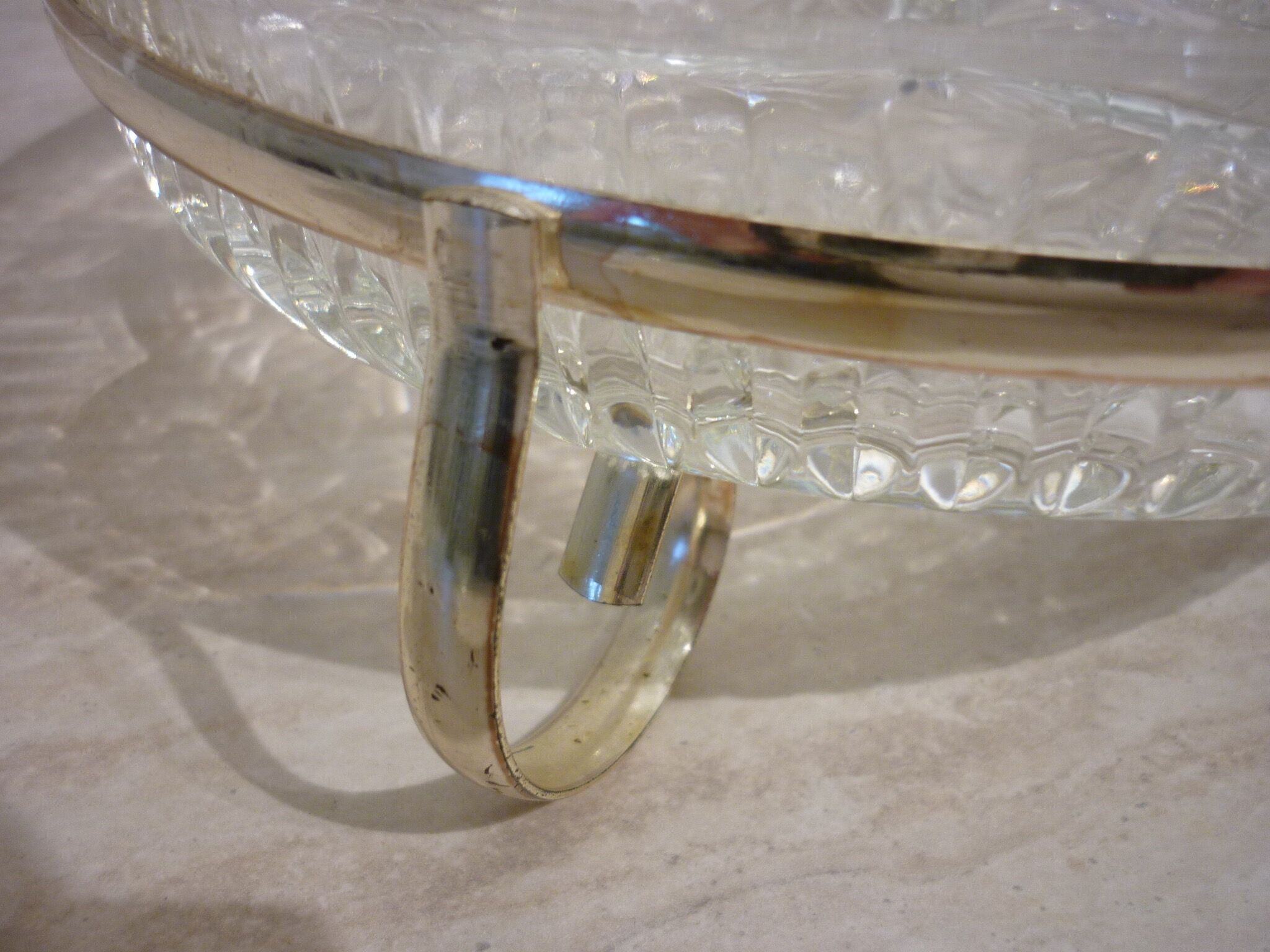 Chiseled glass plate