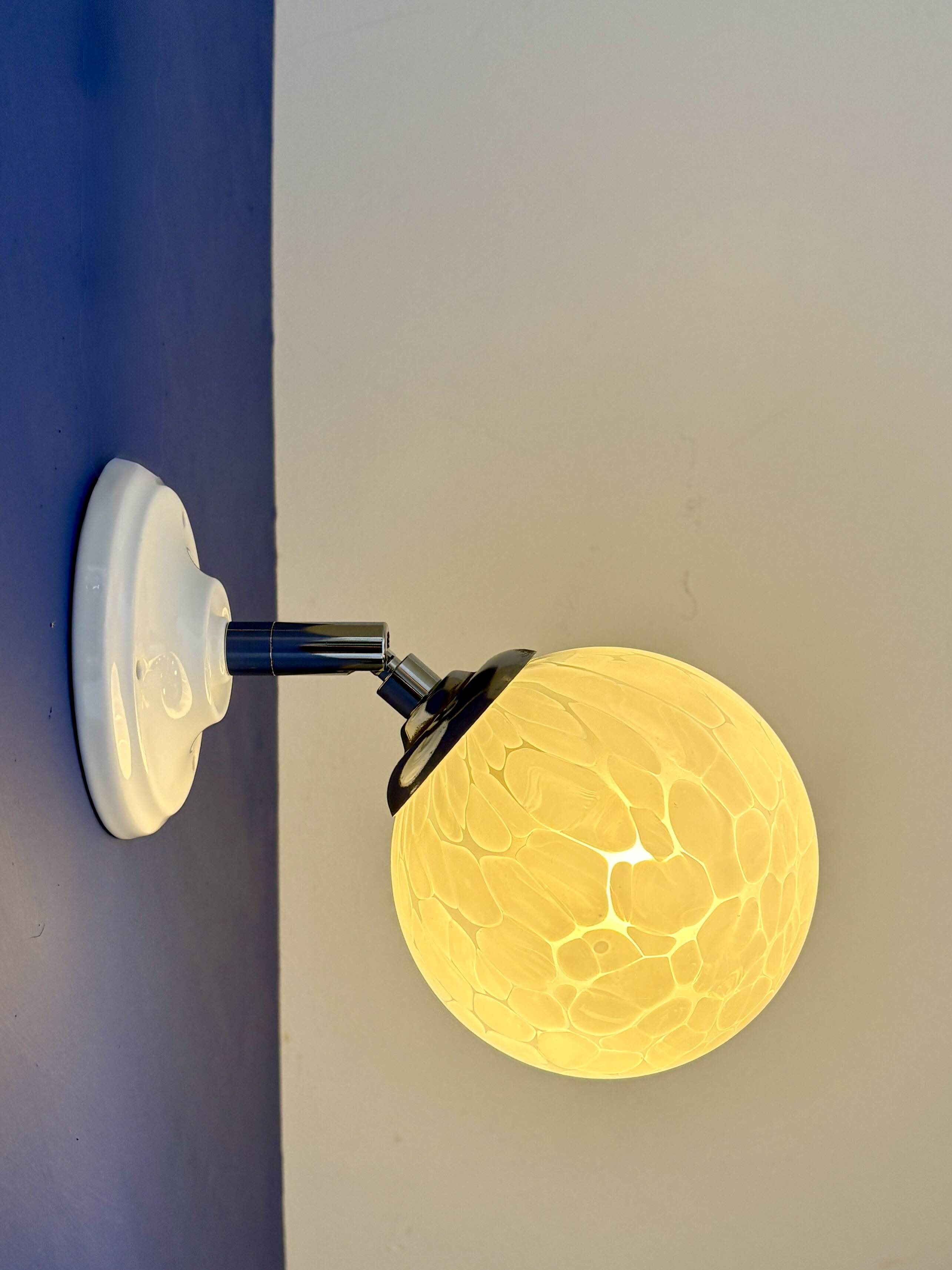Applique globe vintage en verre de Clichy blanc