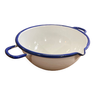 Bowl with spout in enamelled sheet metal