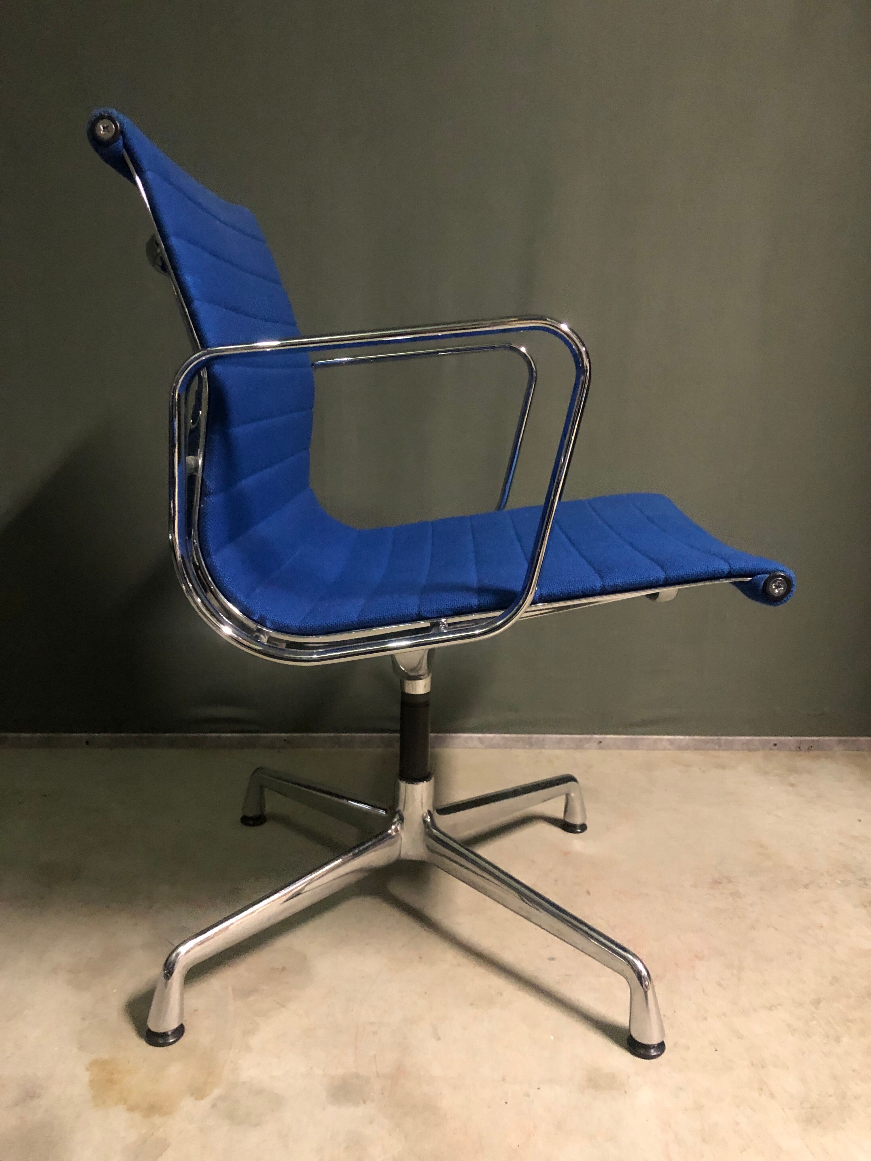 Vitra Eames EA108