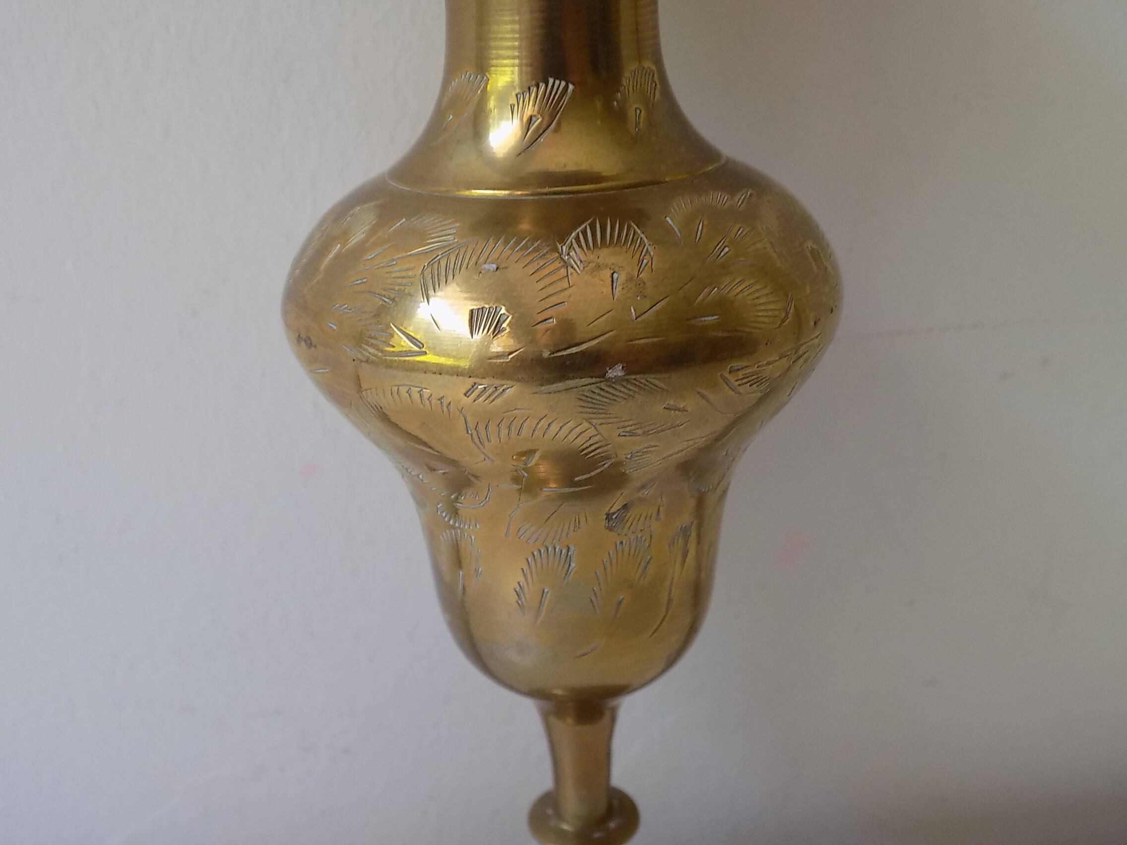 Gilded brass vase with engraved patterns (17 cm)