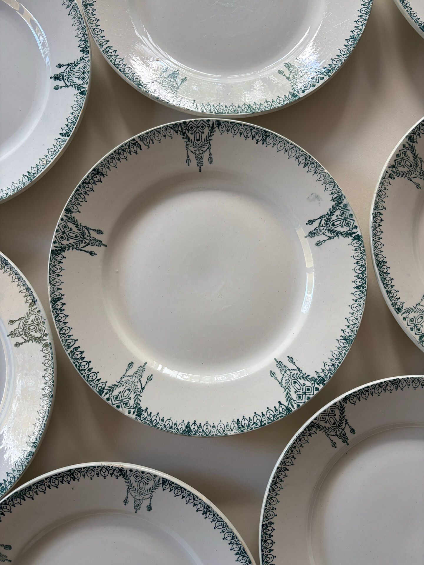 Assiettes plates en faïence ancienne St Amand