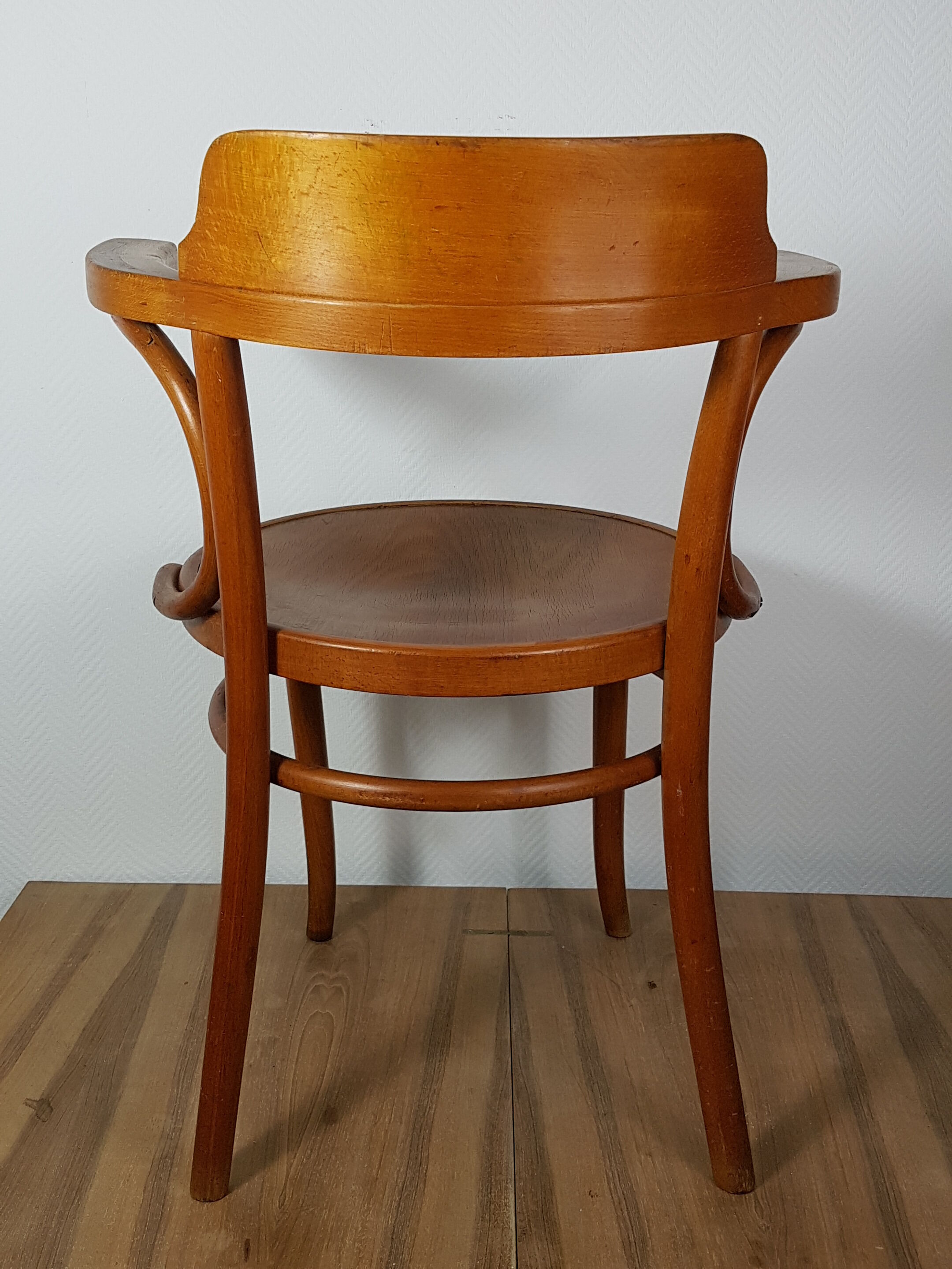 Old curved wooden armchair, 1930/1950. 78x58x48 cm.