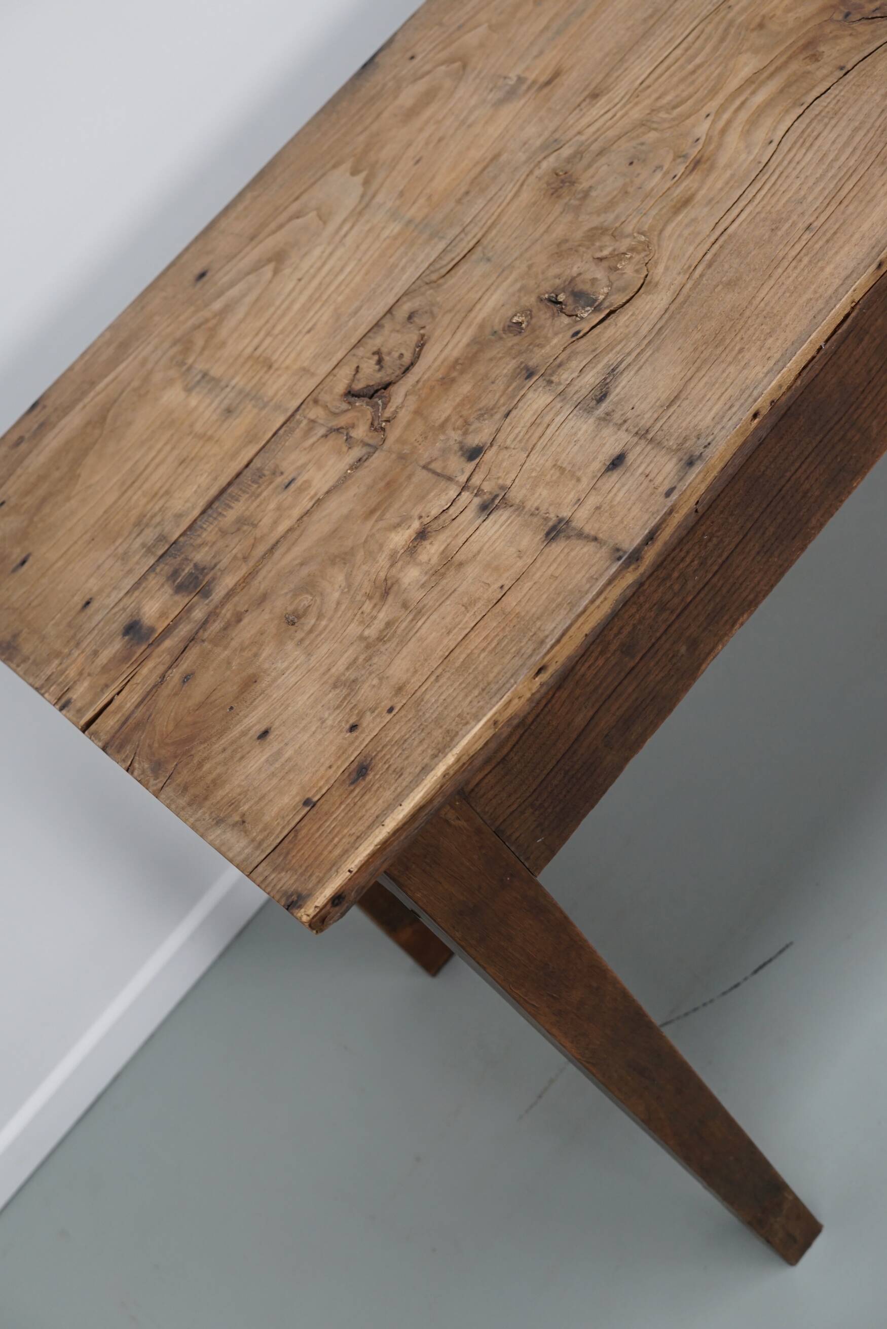 Table à manger rustique française en orme, XIXe siècle