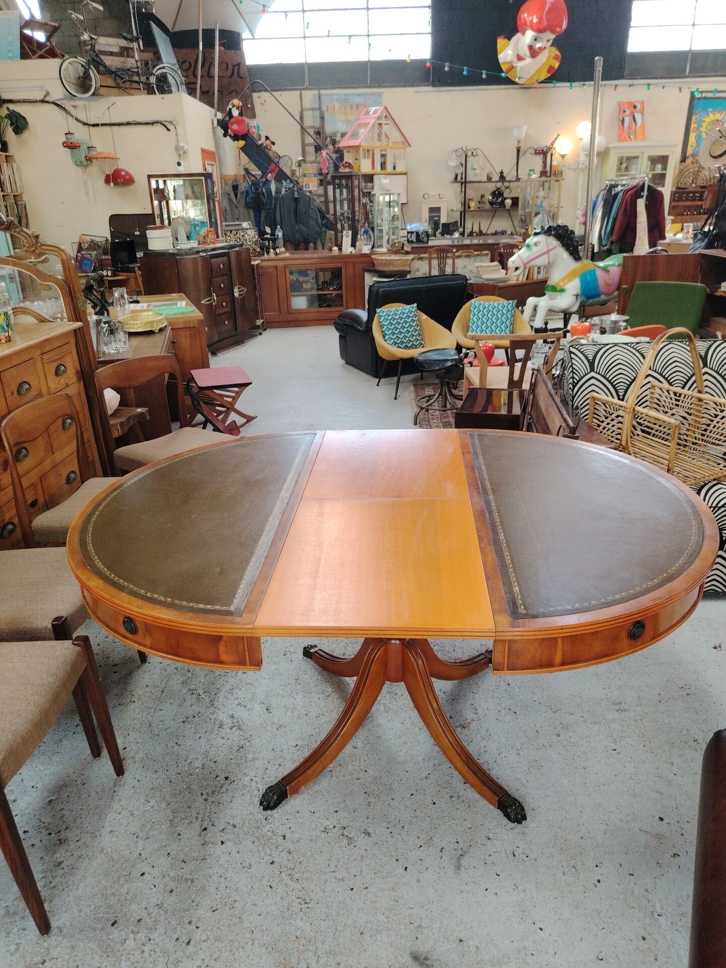 Round Regency dining table in mahogany and green leather with extensions - 20th century