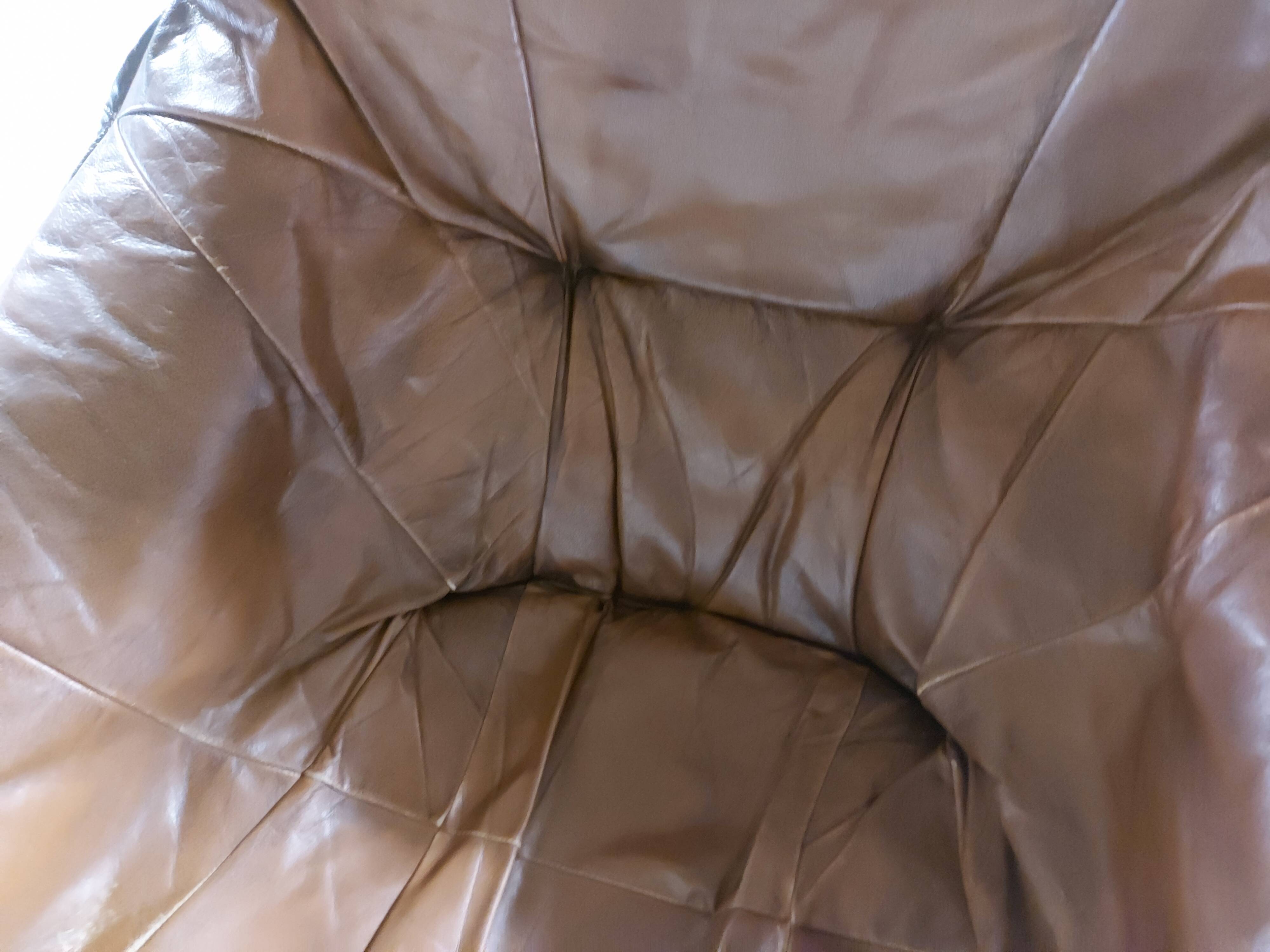 Armchairs in leather and vintage wood 70's