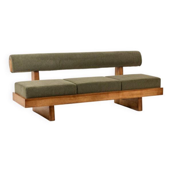 Banquette 3 places en frêne clair et velours de mohair vert. Contemporain
