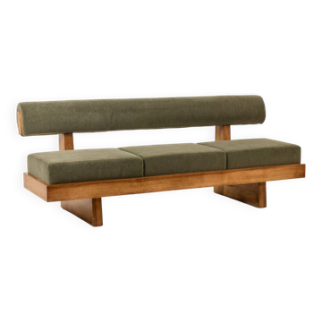 Banquette 3 places en frêne clair et velours de mohair vert. Contemporain