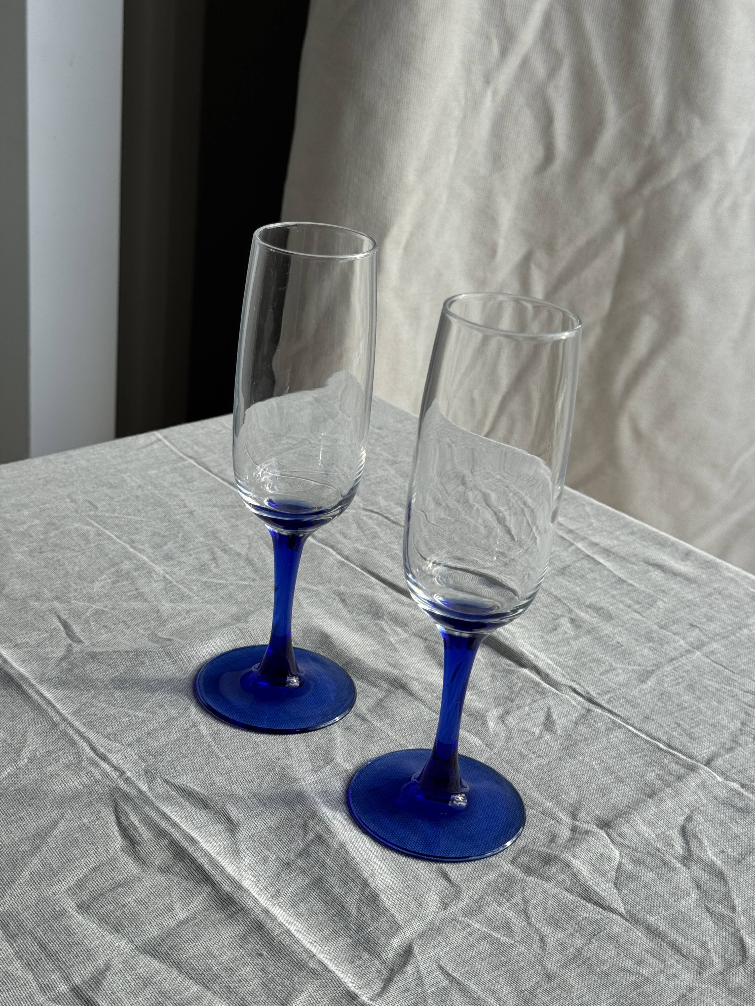 Set of 6 blue-footed champagne flutes; 3 pairs of designs.