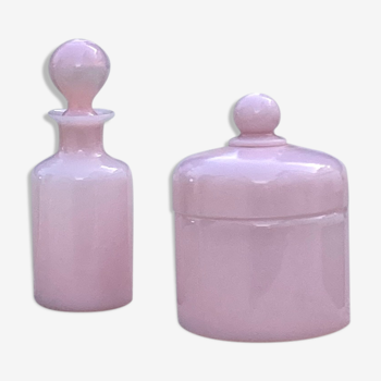 Deux flacons en opaline rose